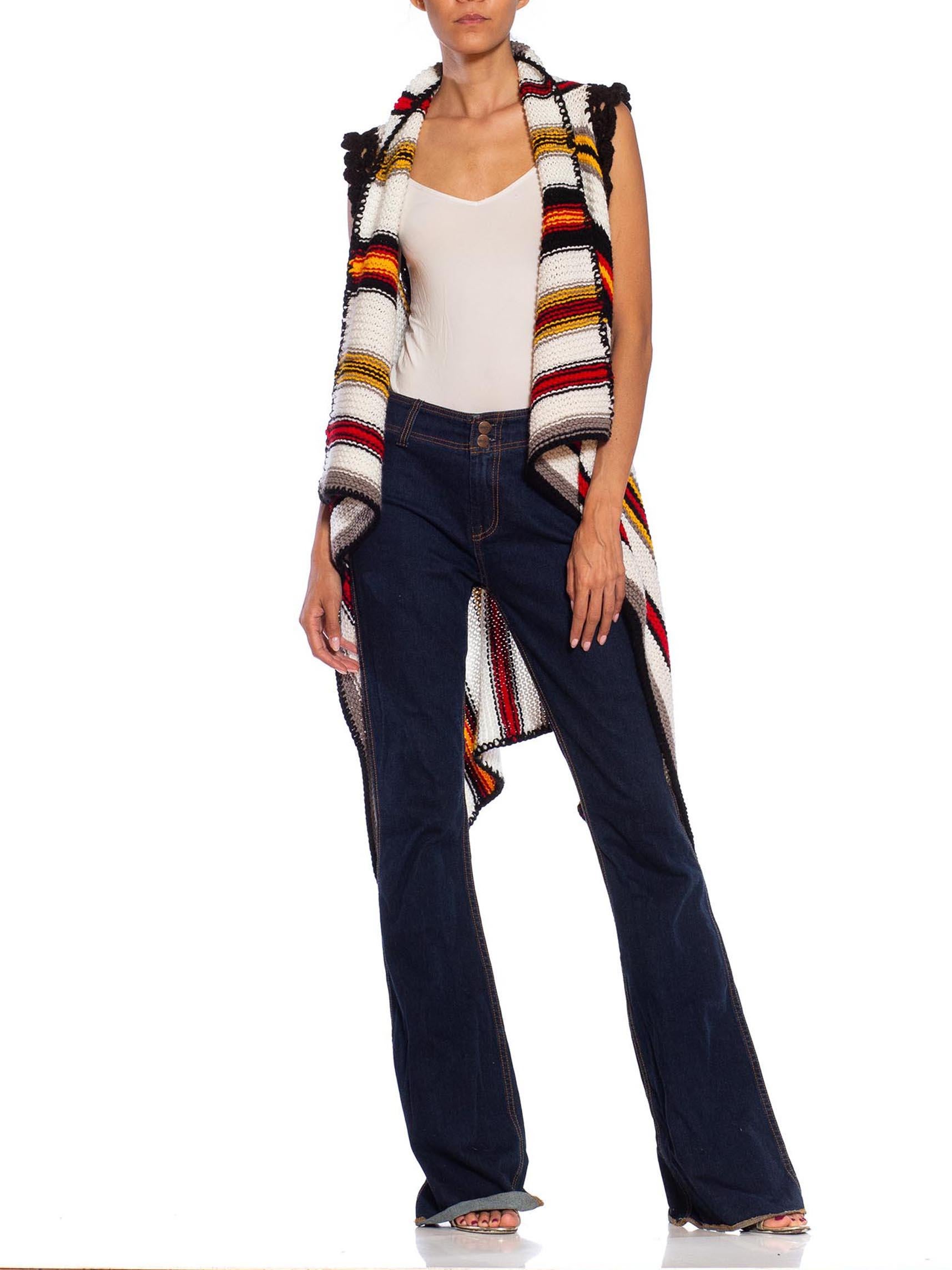 COLLECTION MORPHEW Cardigan à rayures en laine crochetée à la main, blanc, noir et rouge Pour femmes en vente