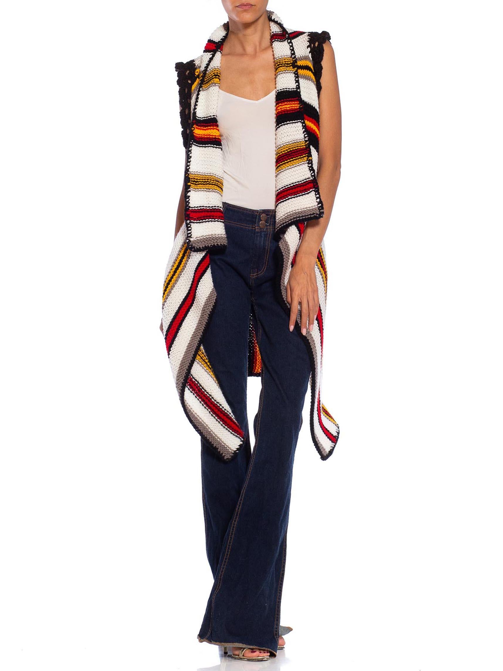 COLLECTION MORPHEW Cardigan à rayures en laine crochetée à la main, blanc, noir et rouge en vente 1