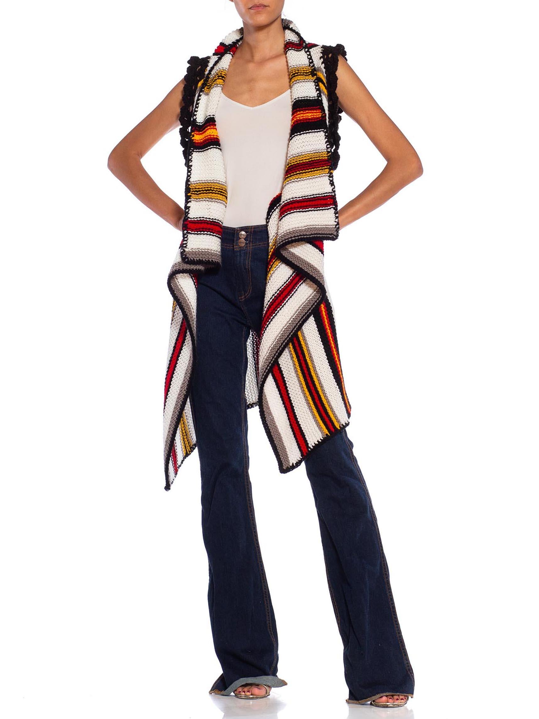 COLLECTION MORPHEW Cardigan à rayures en laine crochetée à la main, blanc, noir et rouge en vente 2