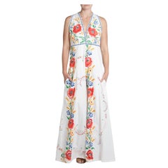 Tuta ricamata a mano in cotone organico bianco e corallo della Morphew Collection