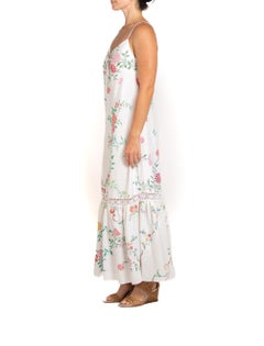 MORPHEW COLLECTION – Weißes, mit Blumenmustern handbesticktes Kleid aus Frankreich