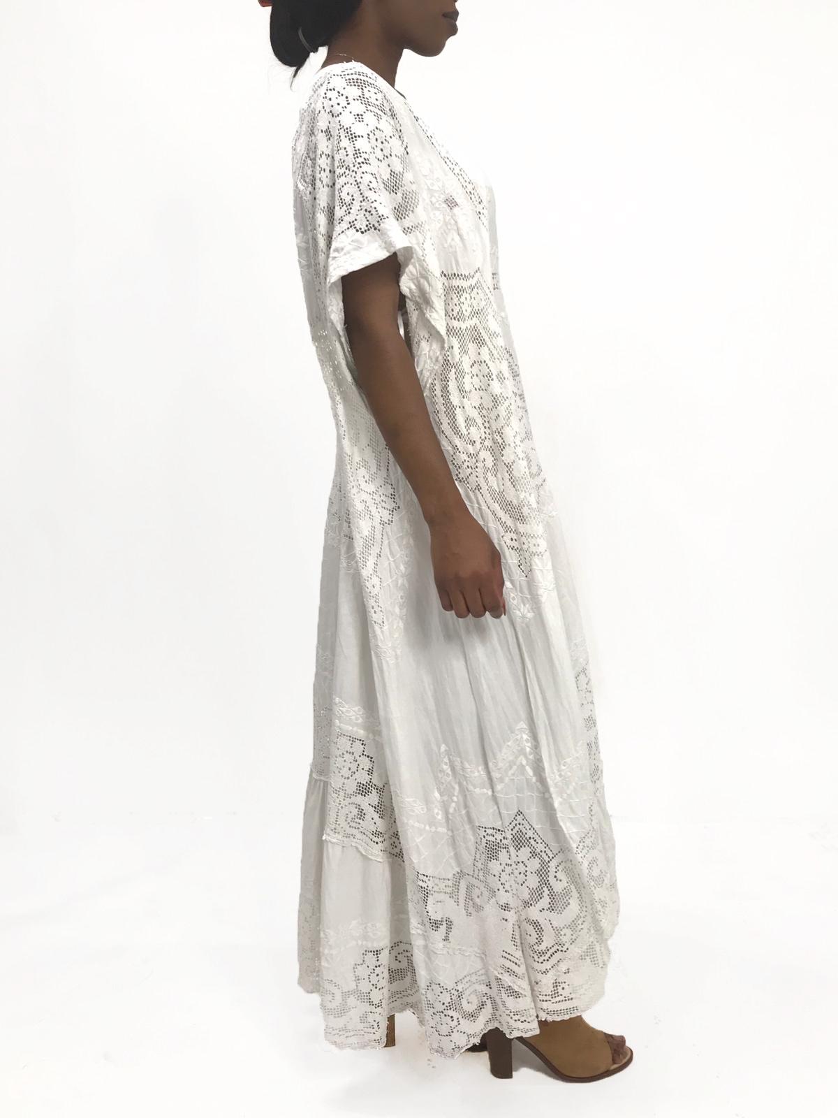 Morphew Collection White Hand Embroidered Linen & Lace Kaftan In Excellent Condition In New York, NY