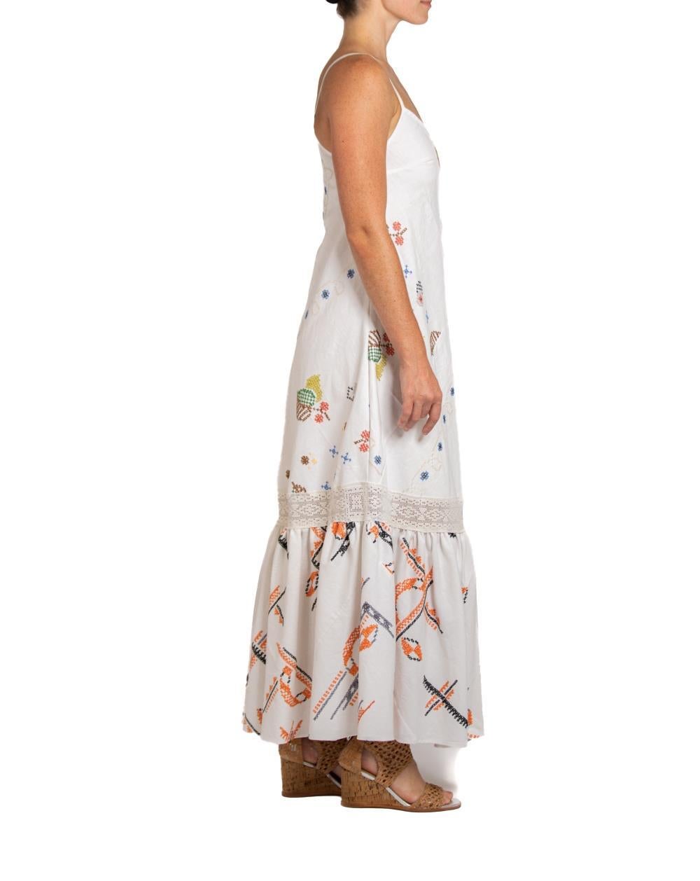 MORPHEW COLLECTION Weißes, mehrfarbiges, handbesticktes Kleid aus Frankreich im Zustand „Hervorragend“ im Angebot in New York, NY