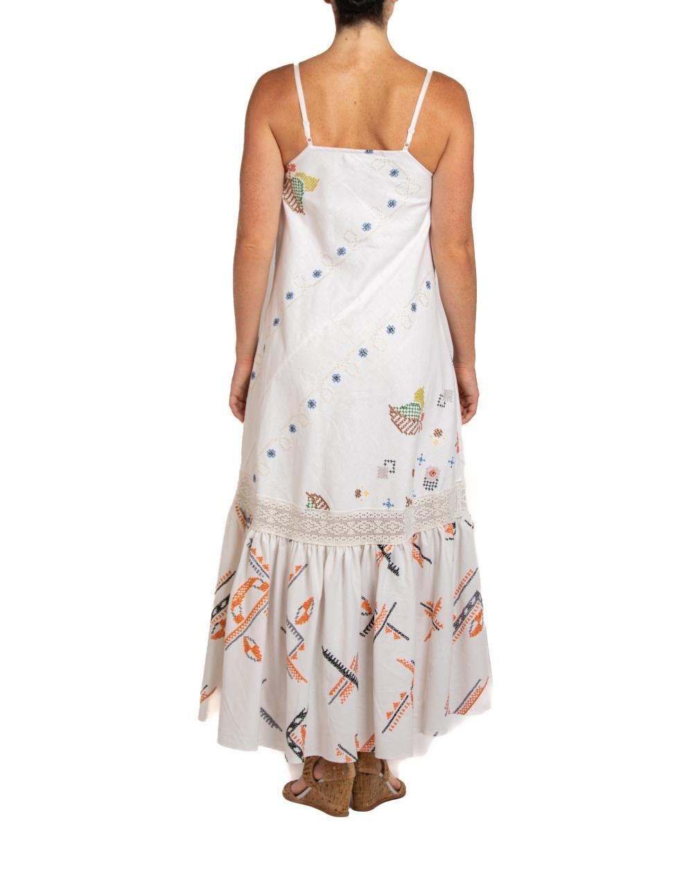 MORPHEW COLLECTION Weißes, mehrfarbiges, handbesticktes Kleid aus Frankreich im Angebot 3