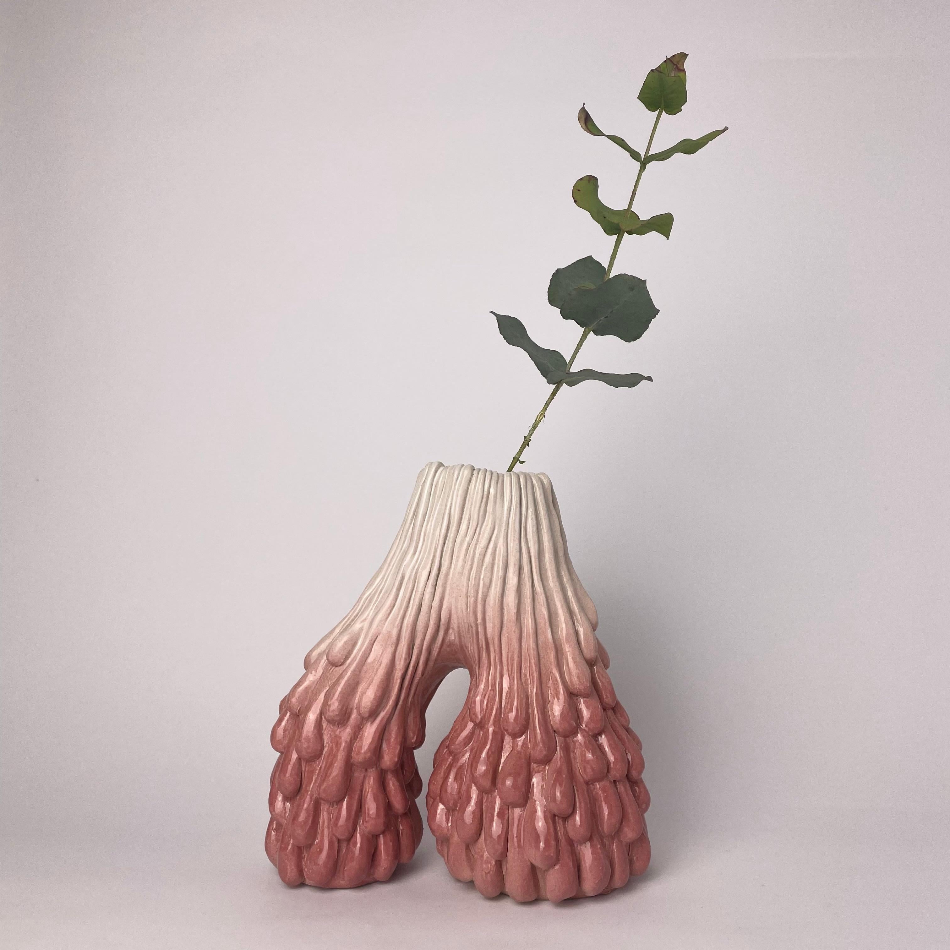 Vaso Morphic Arc rosa di Studio A
Collezione Morphic
Dimensioni: 20 x 19 x 11 cm
Materiali: Ceramica

Hannah Simpson è un'artista della ceramica con sede nel Kent, Regno Unito. Con la passione per la creazione di oggetti unici, il lavoro di Hannah