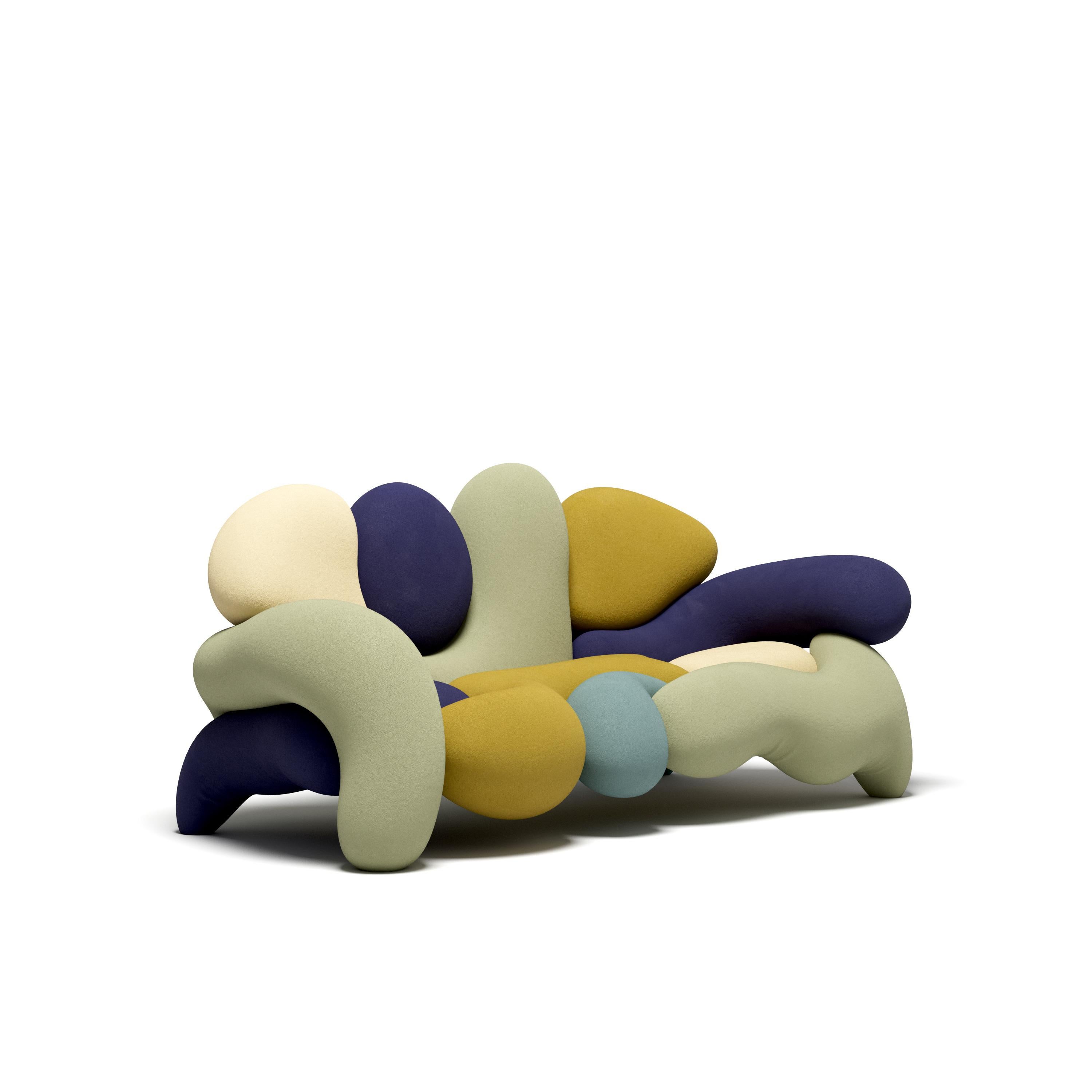 El sillón y el sofá Morphologica ponen de manifiesto la necesidad de replantearse lo que significa ser radical. Diseñado por Misha Kahn en 2024 para Meritalia.

El sillón y el sofá Morphologica, nacidos de la colaboración entre Meritalia y el
