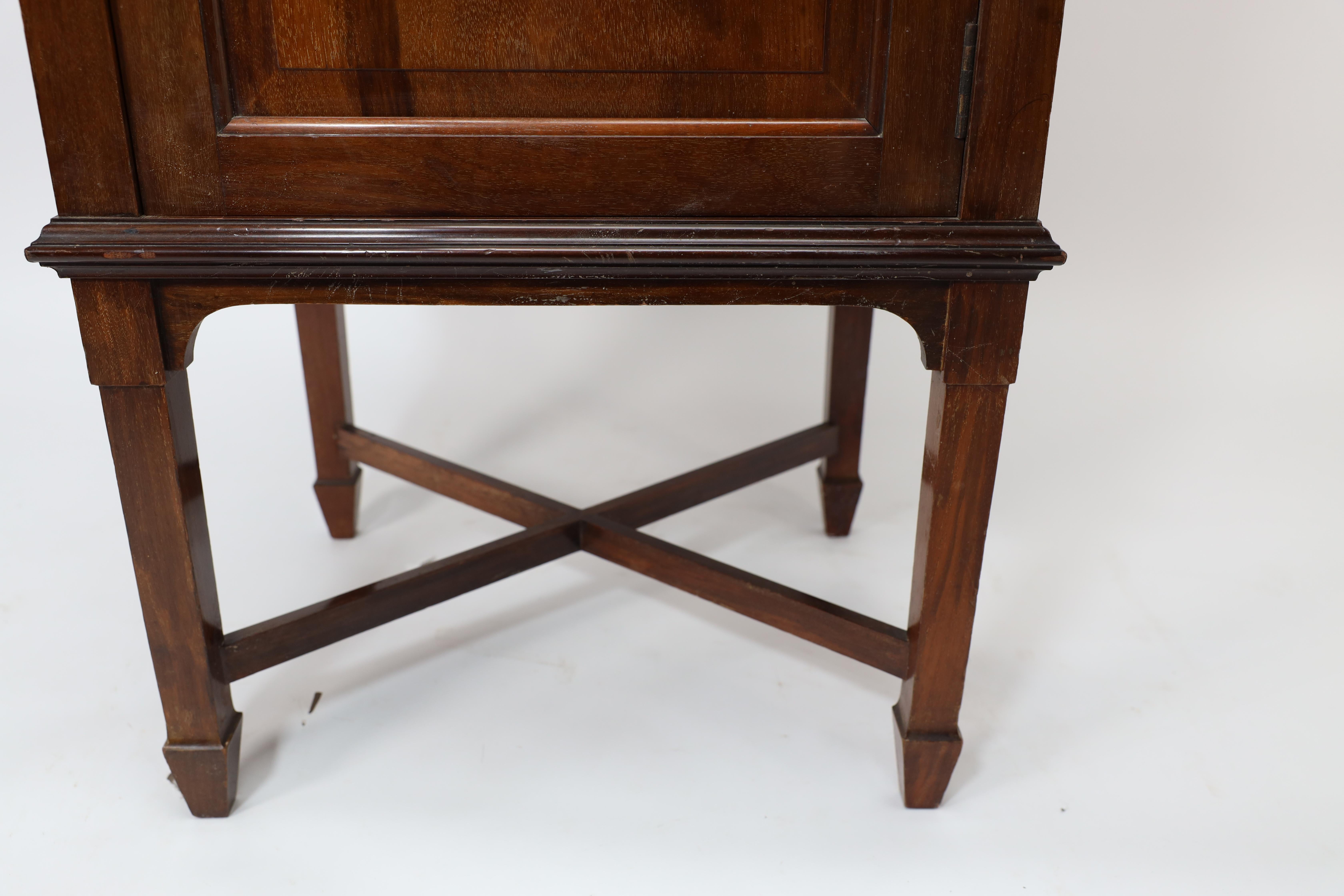 Morris and Co. A fine quality Arts & Crafts Walnut wash or shaving stand For Sale 12