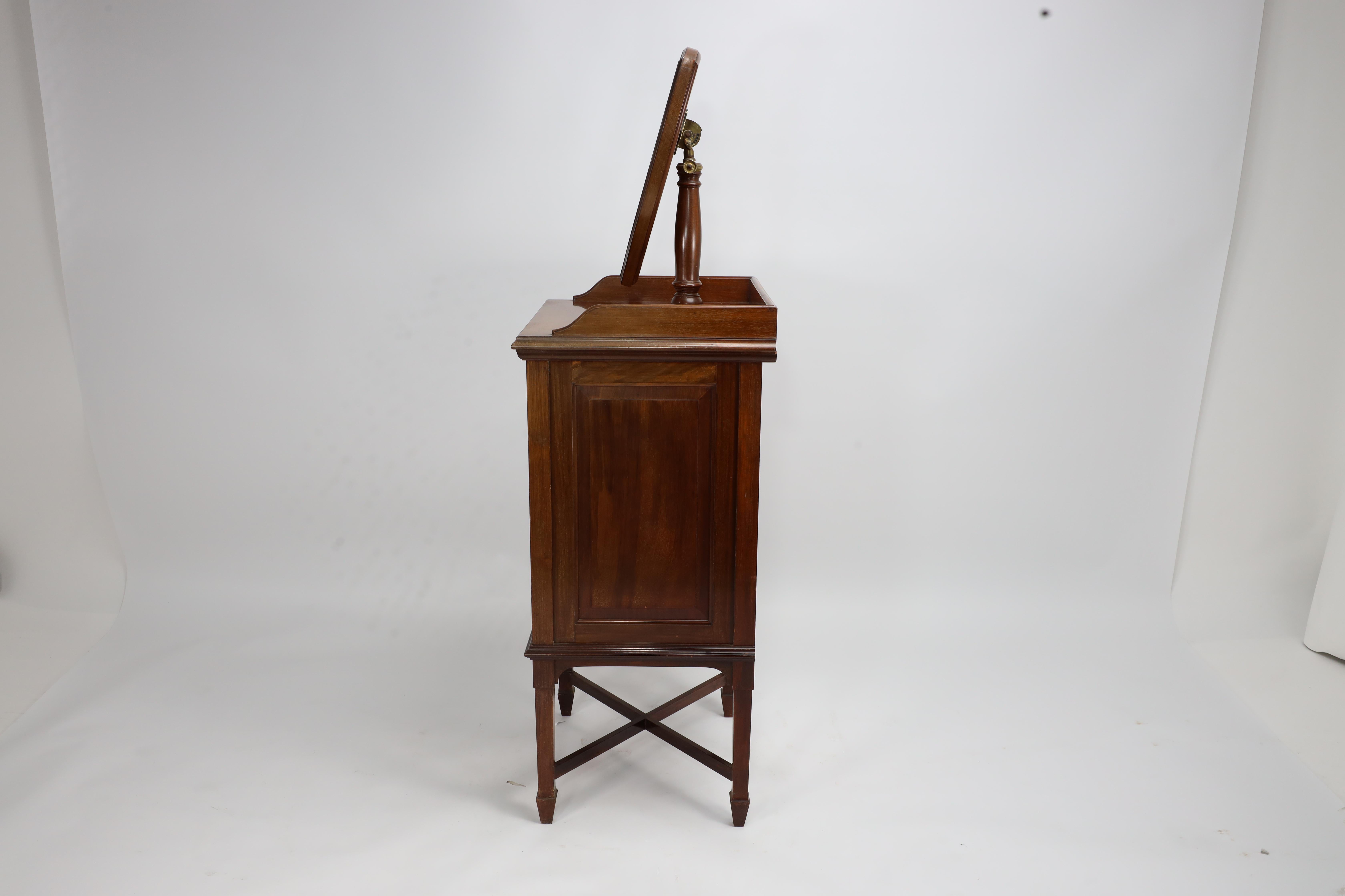 English Morris and Co. A fine quality Arts & Crafts Walnut wash or shaving stand For Sale