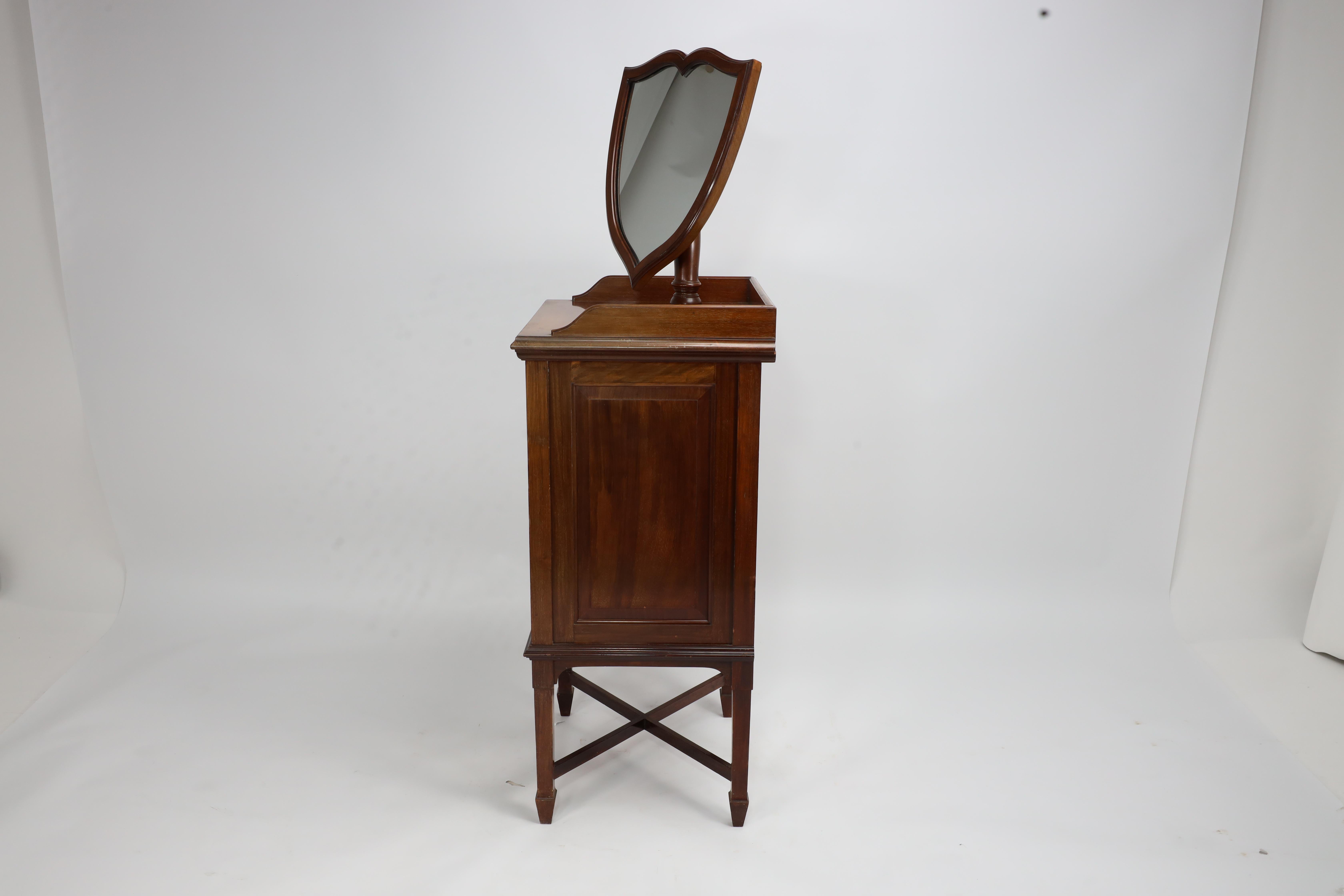 Morris and Co. A fine quality Arts & Crafts Walnut wash or shaving stand In Good Condition For Sale In London, GB