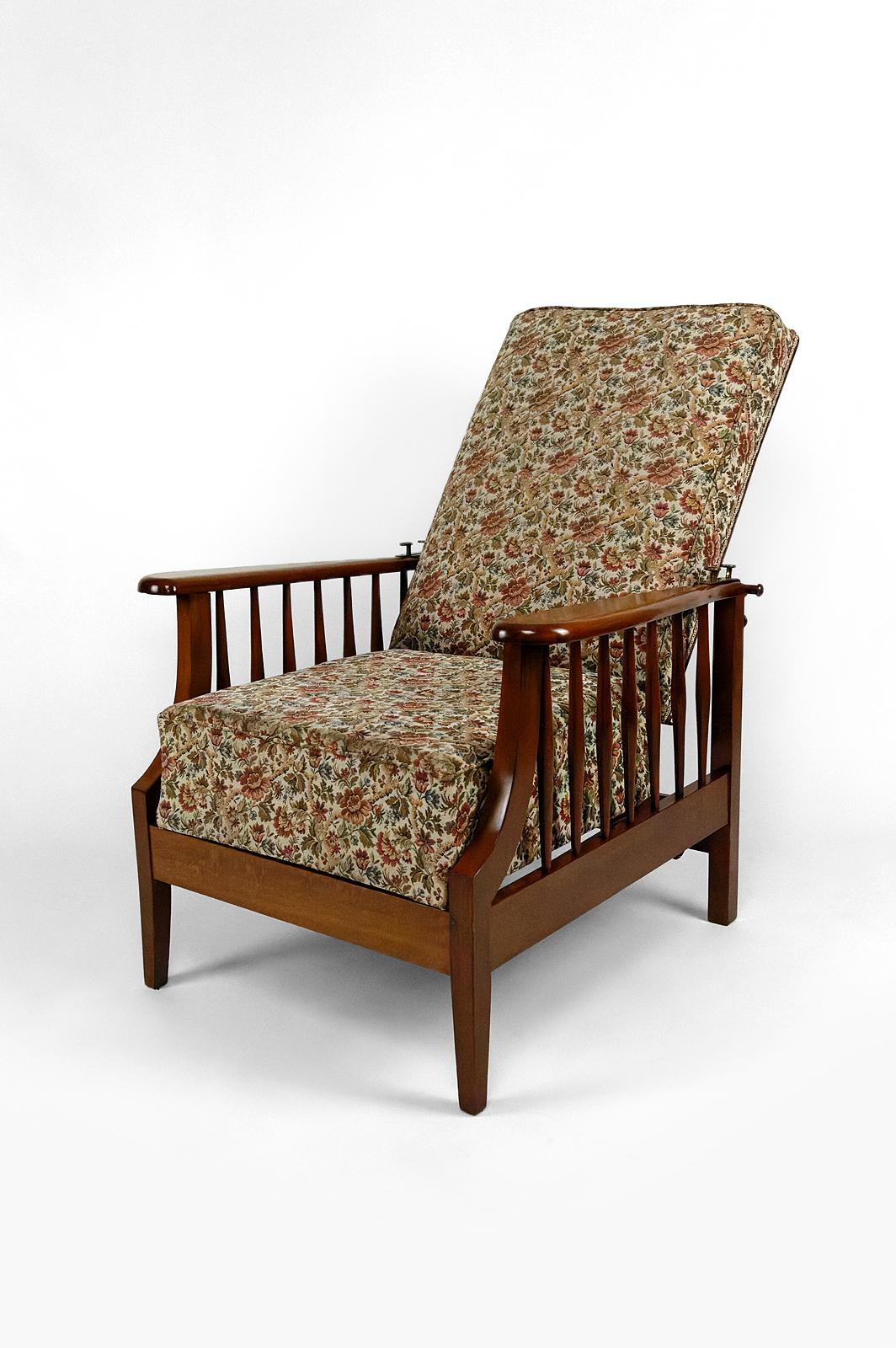 Morris armchair.
Arts & Crafts.
United Kingdom, Circa 1900

Backrest inclination adjustable by rack system.

Beech wood structure

In good condition.
Reupholstered a few years ago with a multicolored floral fabric, slight traces of use of the