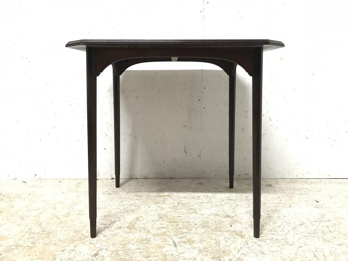 Morris & Co. A fine quality Arts & Crafts mahogany side or centre table with moulded edges to the top and to the canted corners, the sweeping arched apron below with subtle scroll details to the corners uniting the faceted legs and turned
