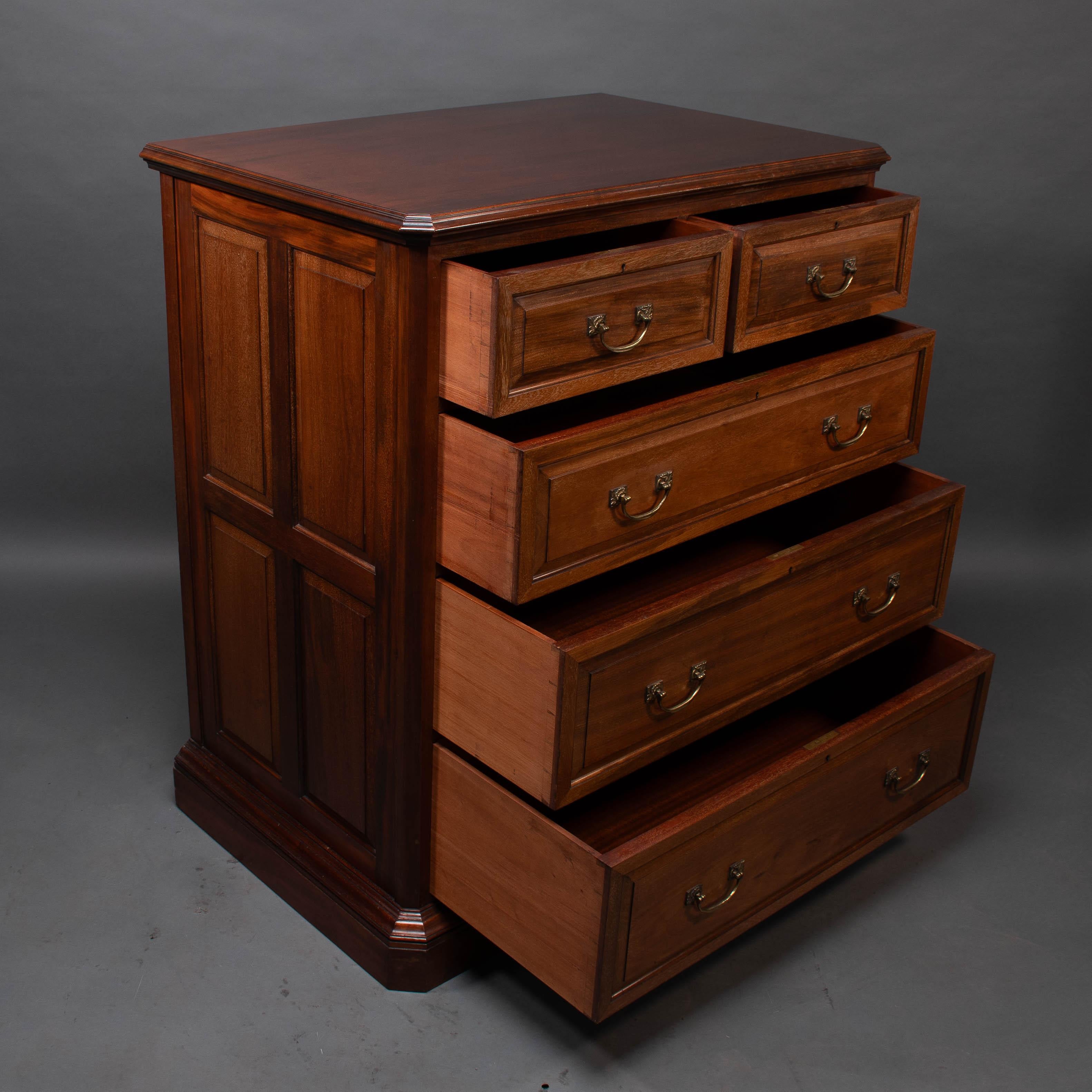 Morris & Co. Una cómoda Arts & Crafts de nogal con tiradores finamente fundidos Británico en venta