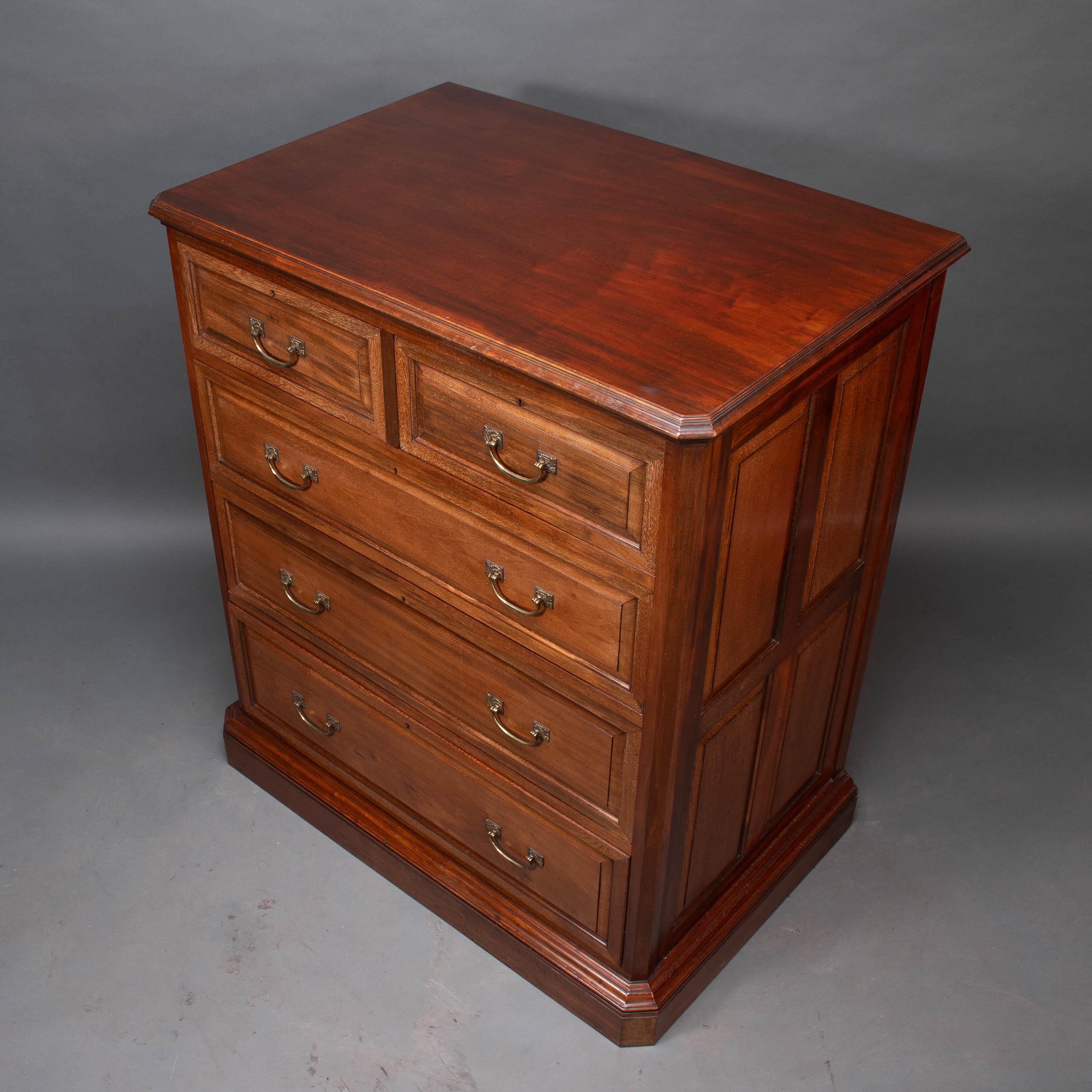 Morris & Co. Una cómoda Arts & Crafts de nogal con tiradores finamente fundidos siglo XIX en venta
