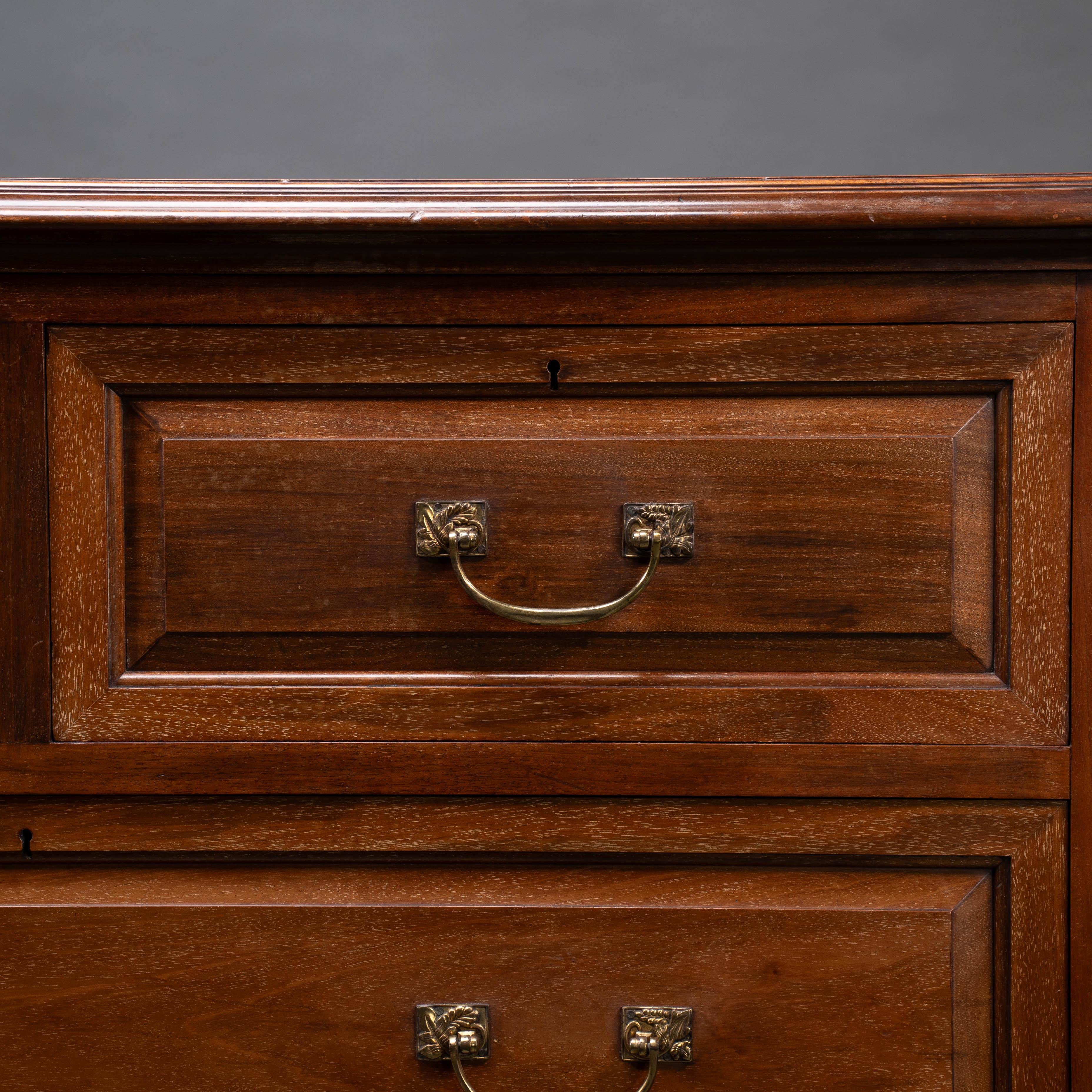 Morris & Co. Una cómoda Arts & Crafts de nogal con tiradores finamente fundidos Latón en venta