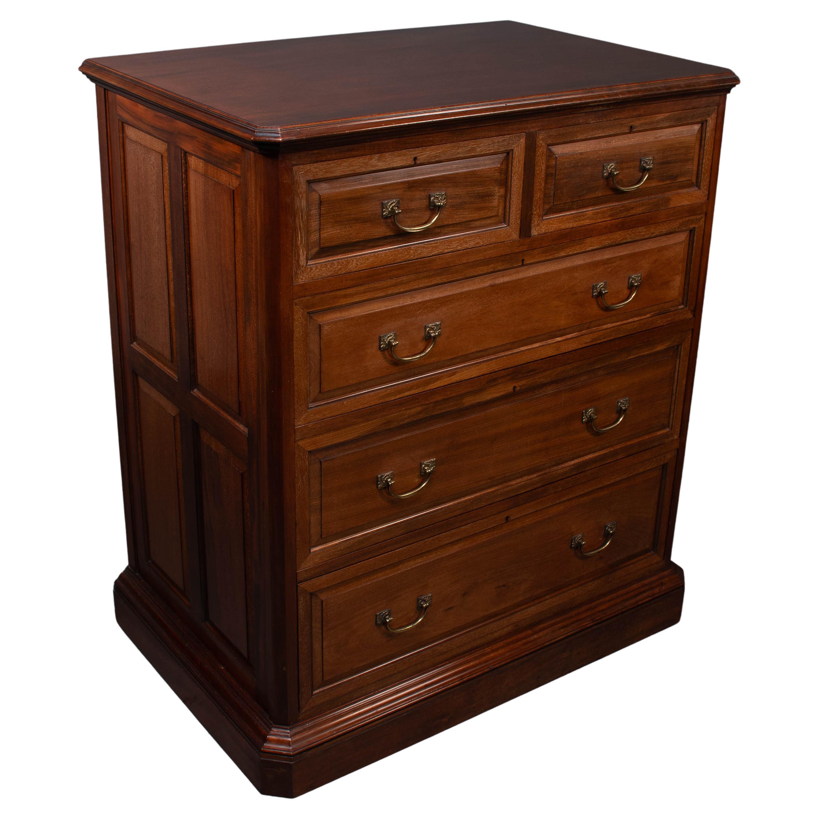 Morris & Co. Commode en noyer Arts & Crafts avec poignées finement moulées