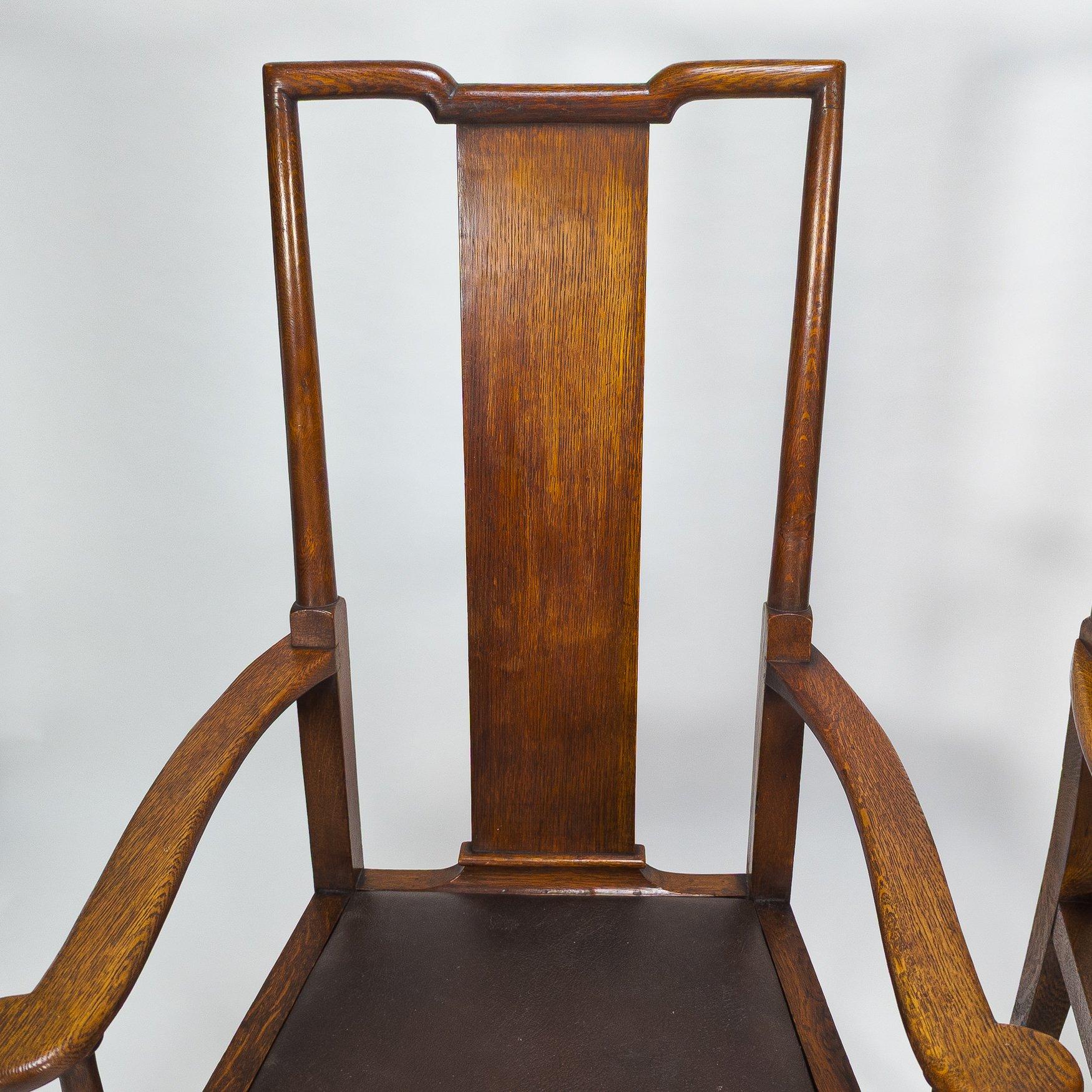 Morris & Co.
Probablement conçu par W. Lethaby et réalisé dans les bureaux de Richard Norman Shaw. Paire de fauteuils de salle à manger en chêne de style Arts and Crafts. Les fauteuils sont extrêmement rares. J'ai acheté cette paire séparément, mais