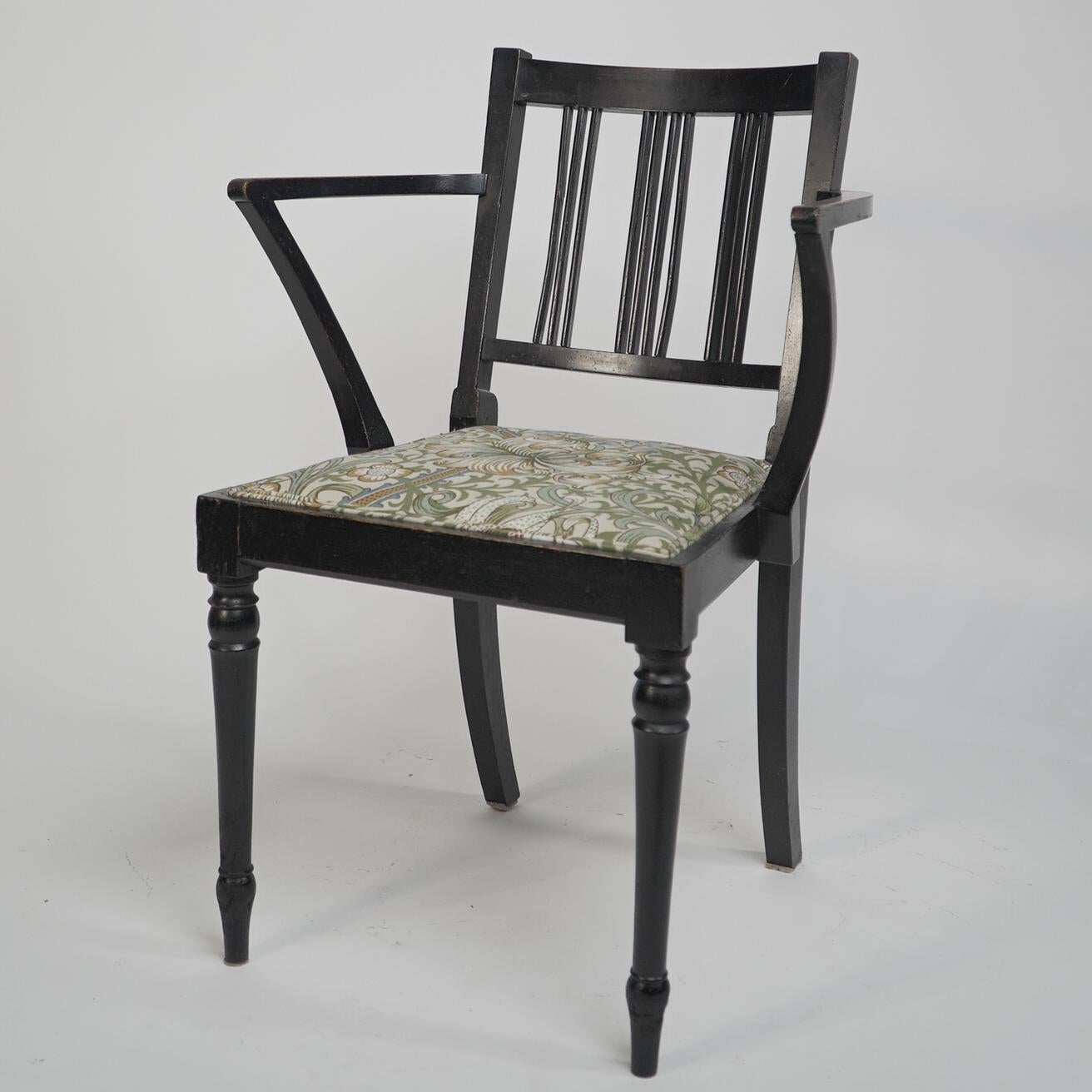 Morris & Co zugeschrieben. Ein Sessel aus gebeizter Buche im Arts-and-Crafts-Stil mit einem Sitz aus Morris-Stoff. 

