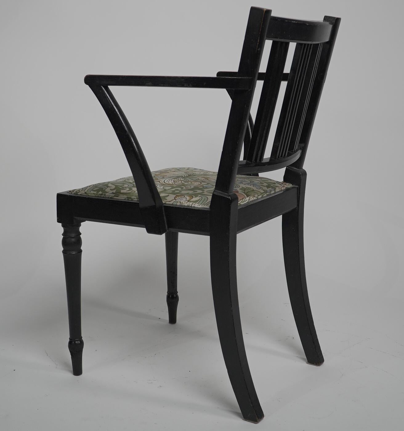 Morris & Co attributed. An Arts & Crafts beech armchair with Morris fabric seat. In Good Condition For Sale In London, GB