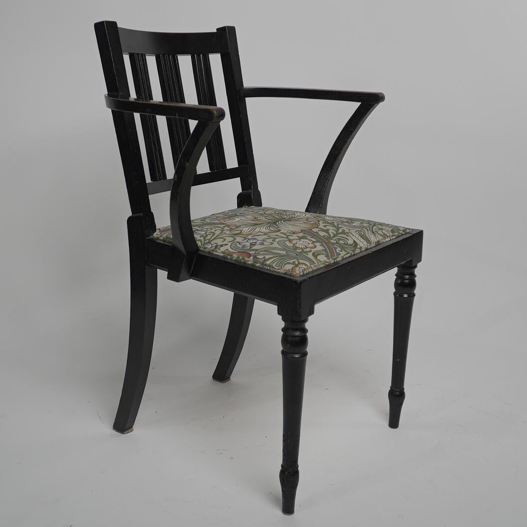 Morris & Co zugeschrieben. Ein Arts and Crafts-Sessel aus Buche mit Morris-Stoffsitz. (Englisch) im Angebot
