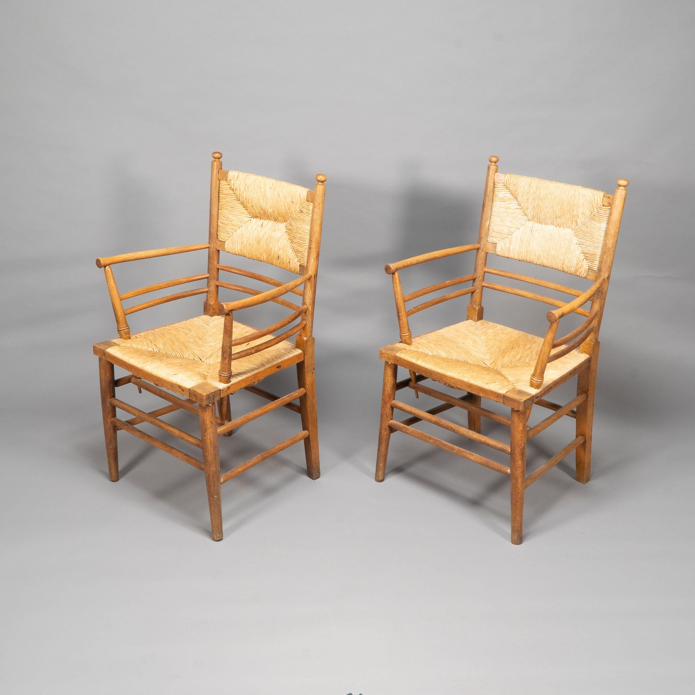 Arts and Crafts Morris & Co attribué à Philip Webb. Rare paire de fauteuils en hêtre de Beeche en vente