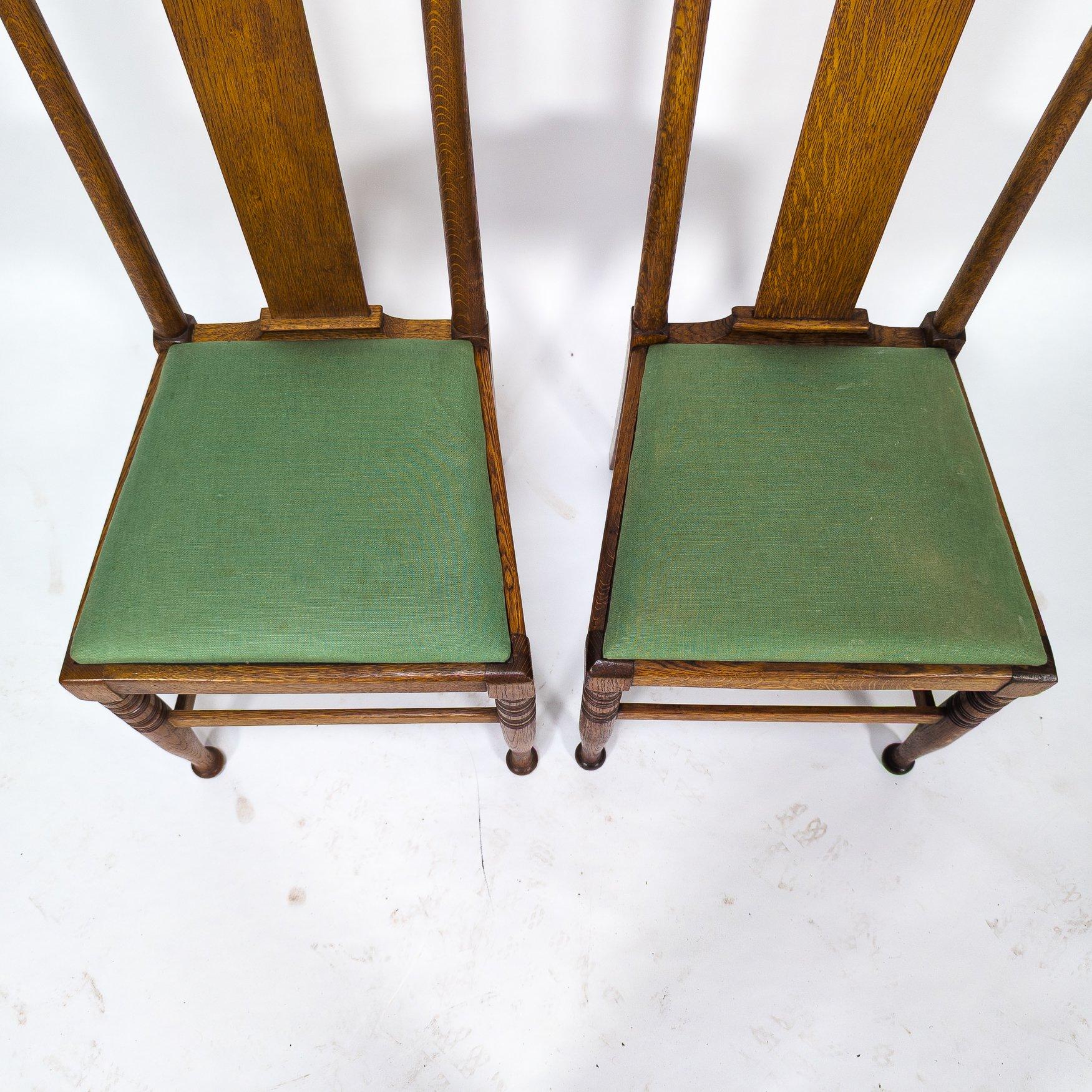 Morris & Co.
Möglicherweise von W. Lethaby entworfen und in den Büros von Richard Norman Shaw entworfen. Fünf Arts and Crafts-Esszimmerstühle aus Eiche. Vollständig restauriert, alles sanft auseinandergeschlagen, Gelenke gereinigt, geklebt, wieder