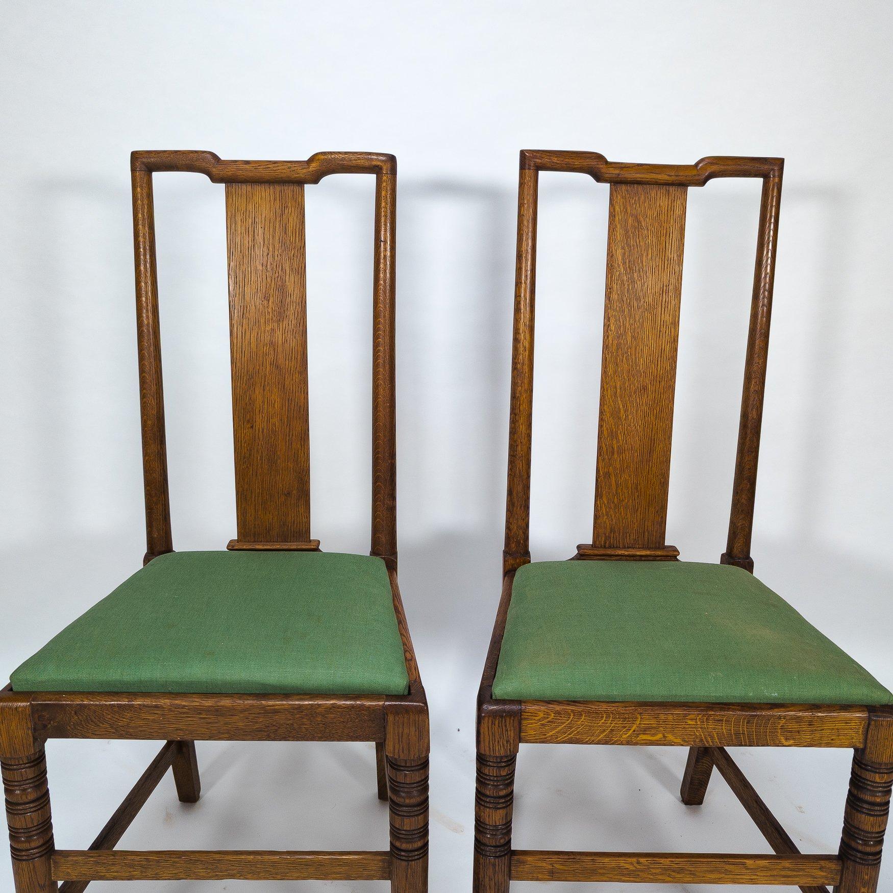Morris & Co. Fünf Arts & Crafts-Esszimmerstühle aus Eiche, entworfen in den Büros von Shaw (Arts and Crafts) im Angebot