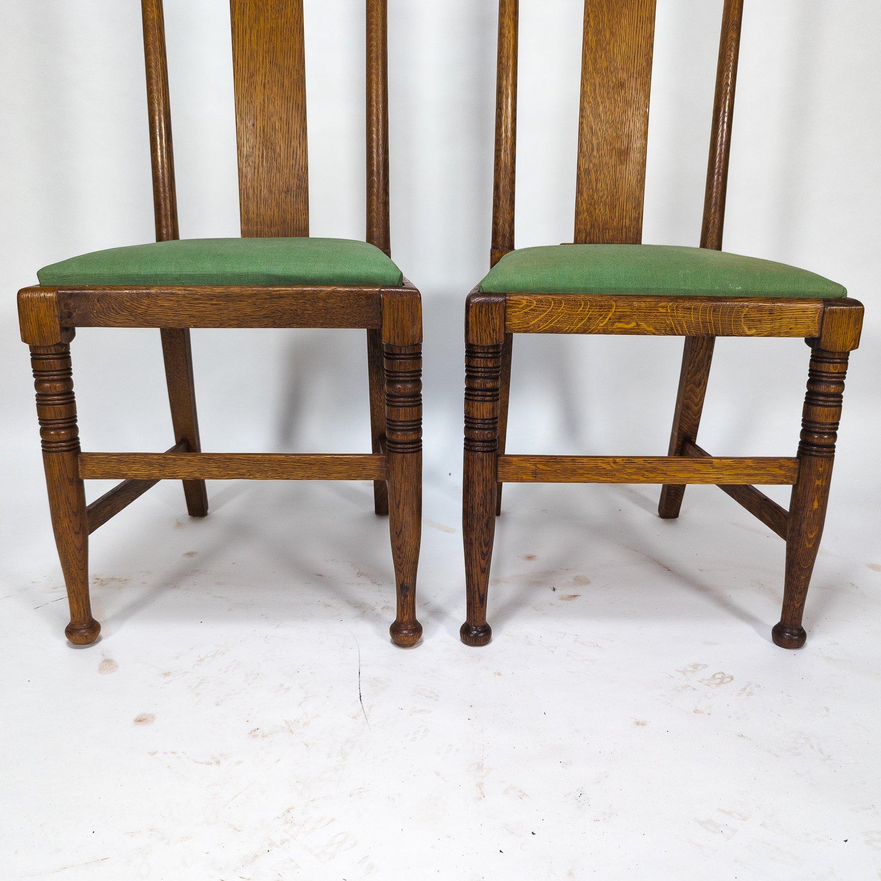 Morris & Co. Fünf Arts & Crafts-Esszimmerstühle aus Eiche, entworfen in den Büros von Shaw (Handgefertigt) im Angebot