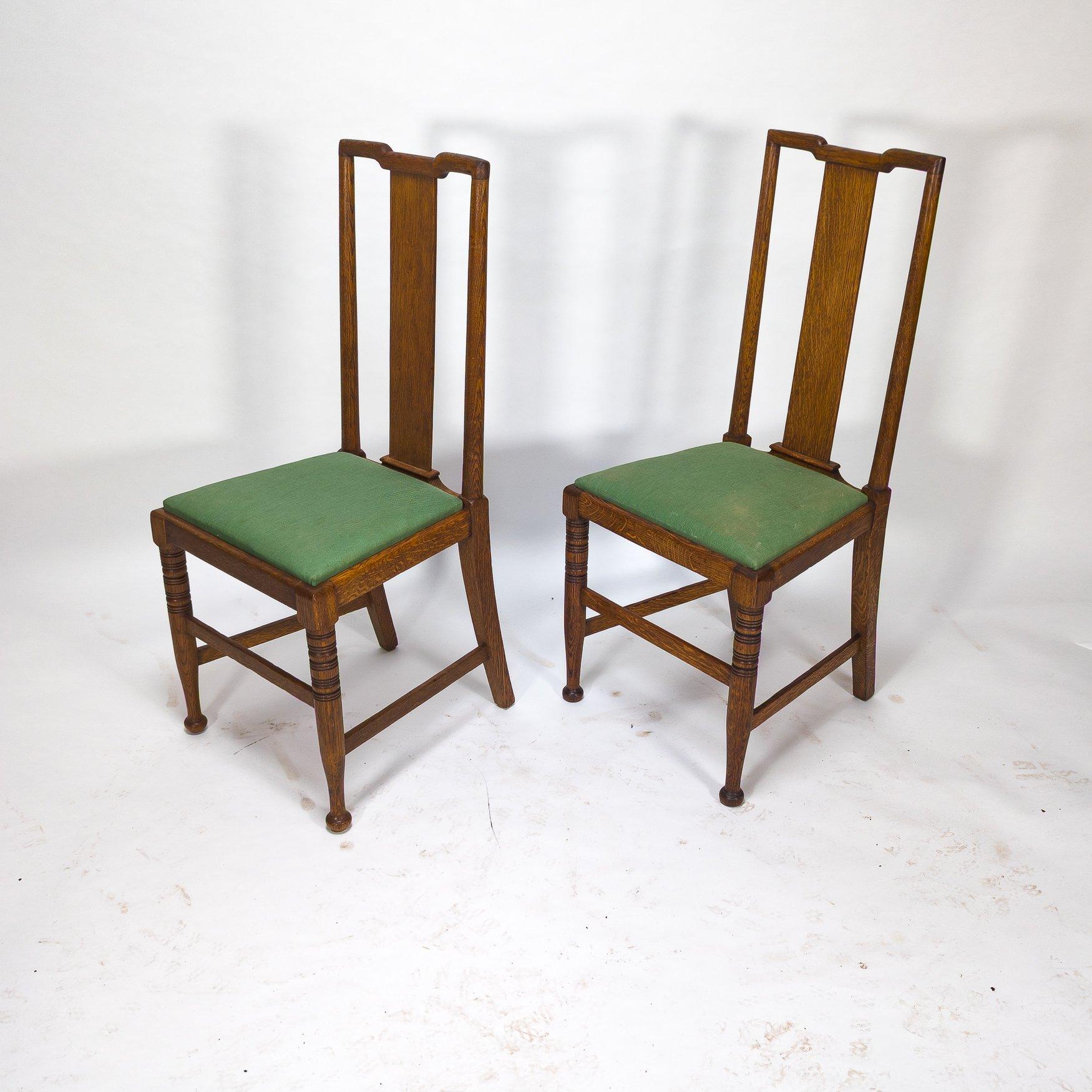Morris & Co. Fünf Arts & Crafts-Esszimmerstühle aus Eiche, entworfen in den Büros von Shaw im Zustand „Gut“ im Angebot in London, GB