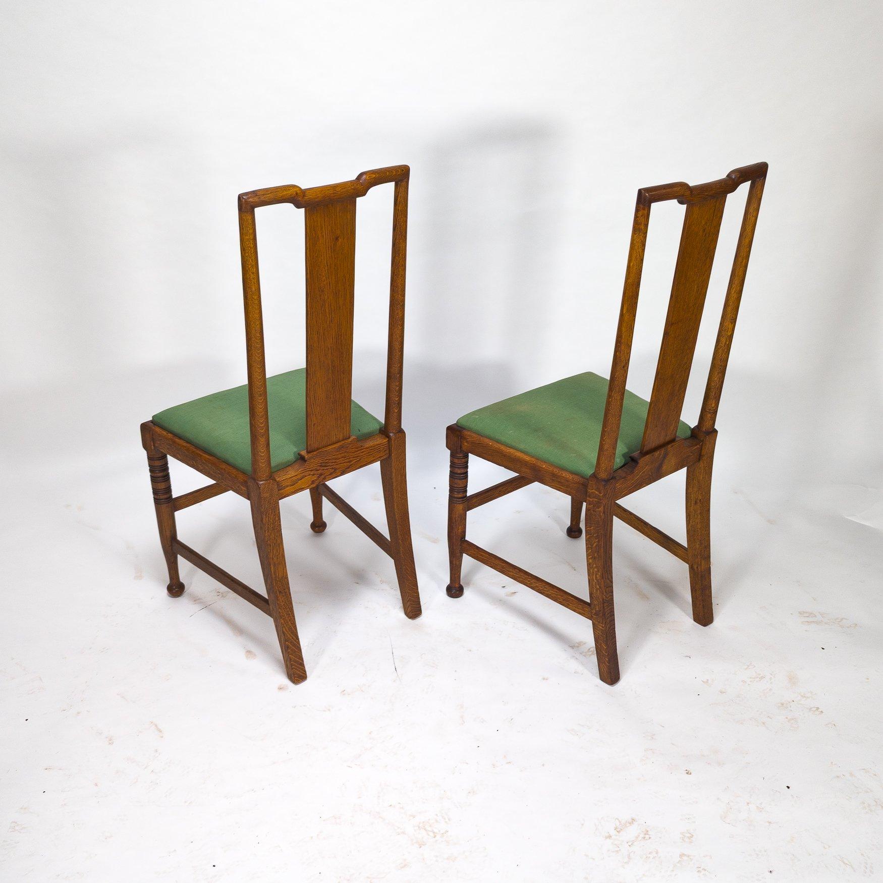 Morris & Co. Fünf Arts & Crafts-Esszimmerstühle aus Eiche, entworfen in den Büros von Shaw (Eichenholz) im Angebot