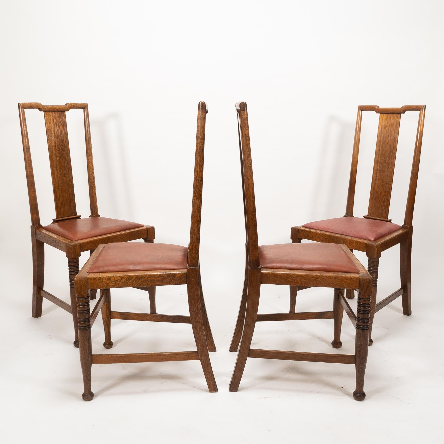 Morris & Co. Esstischstühle
Möglicherweise von W. Lethaby entworfen und in den Büros von Richard Norman Shaw entworfen. Vier Arts-and-Crafts-Esszimmerstühle aus Eiche. Vollständig restauriert, alles sanft auseinandergeschlagen, Gelenke gereinigt,