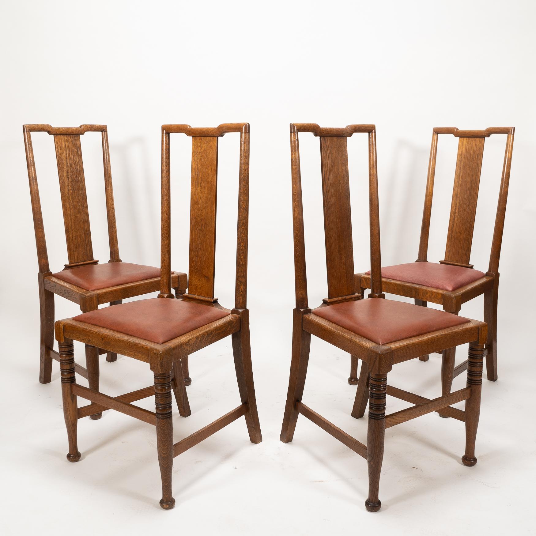 Morris & Co. Vier Arts & Crafts-Esszimmerstühle aus Eiche, entworfen in den Büros von Shaw (Arts and Crafts) im Angebot