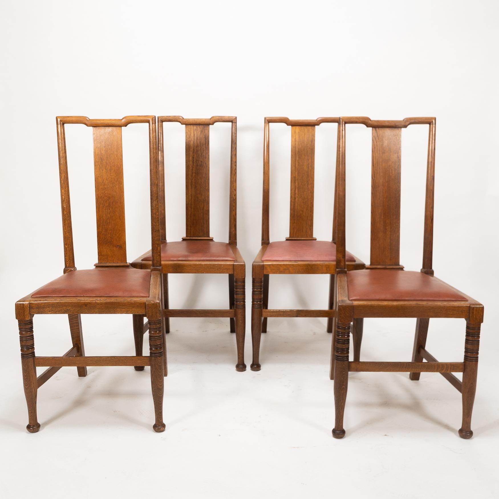 Morris & Co. Vier Arts & Crafts-Esszimmerstühle aus Eiche, entworfen in den Büros von Shaw (Handgefertigt) im Angebot