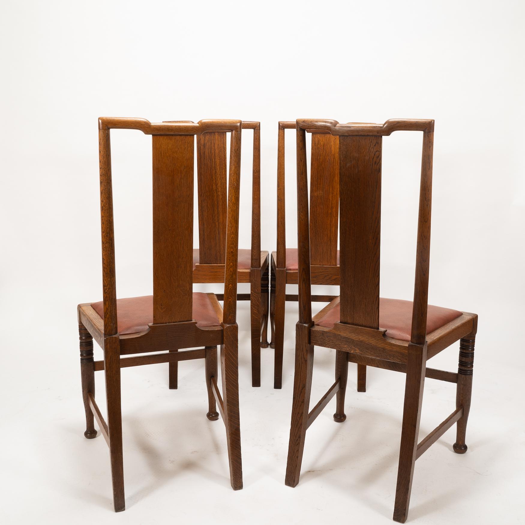 Morris & Co. Vier Arts & Crafts-Esszimmerstühle aus Eiche, entworfen in den Büros von Shaw im Zustand „Gut“ im Angebot in London, GB