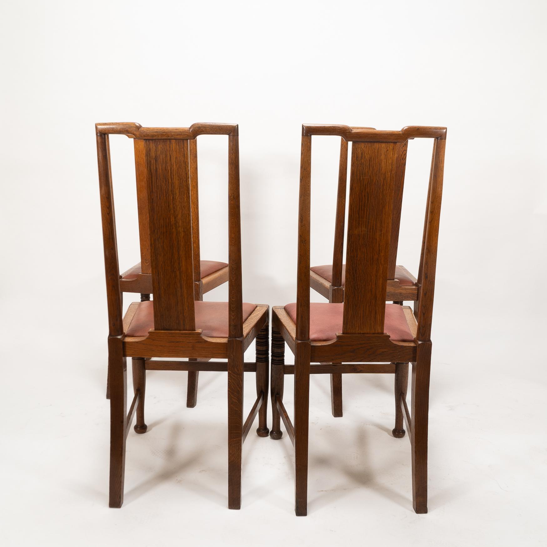 Morris & Co. Vier Arts & Crafts-Esszimmerstühle aus Eiche, entworfen in den Büros von Shaw (19. Jahrhundert) im Angebot