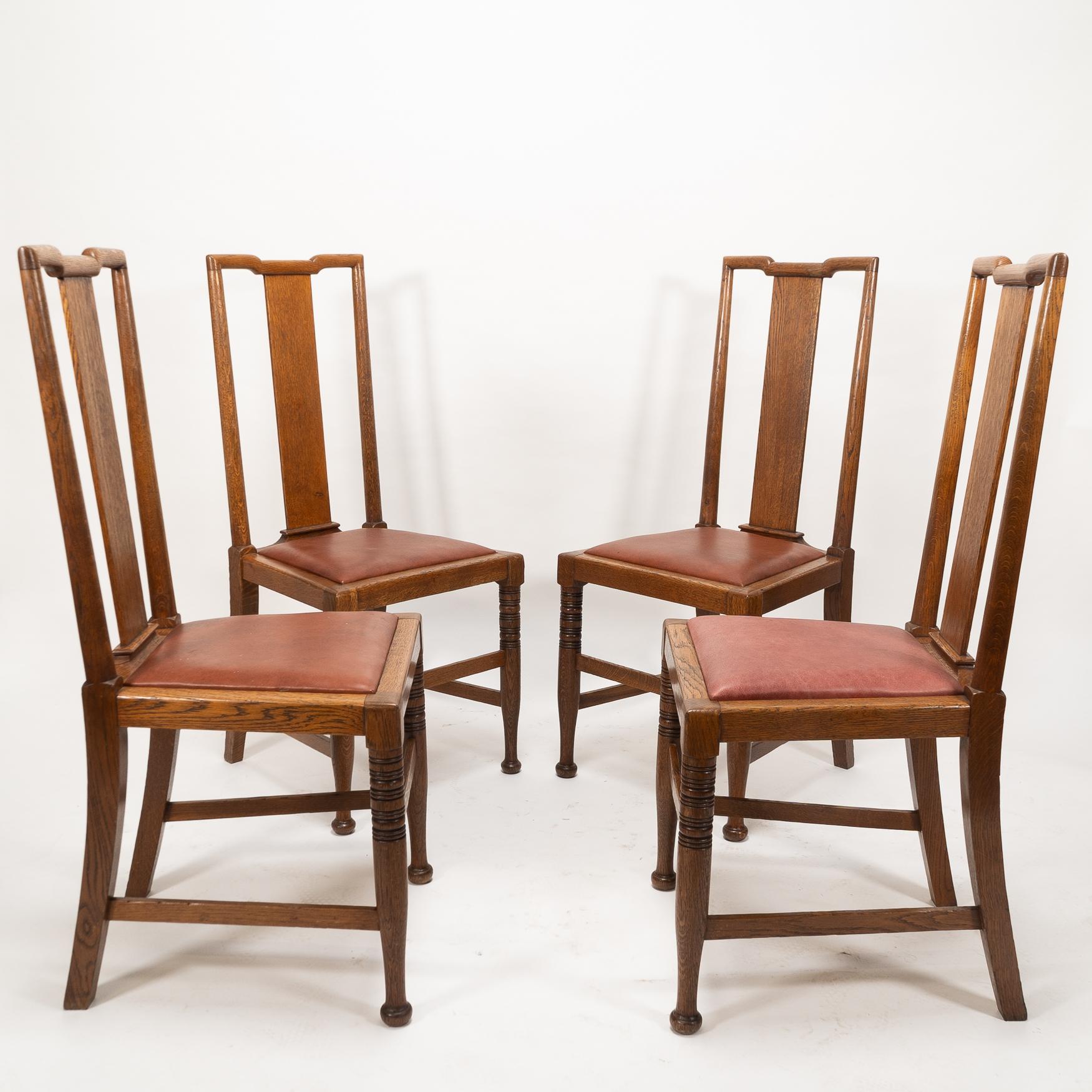 Morris & Co. Vier Arts & Crafts-Esszimmerstühle aus Eiche, entworfen in den Büros von Shaw (Leder) im Angebot