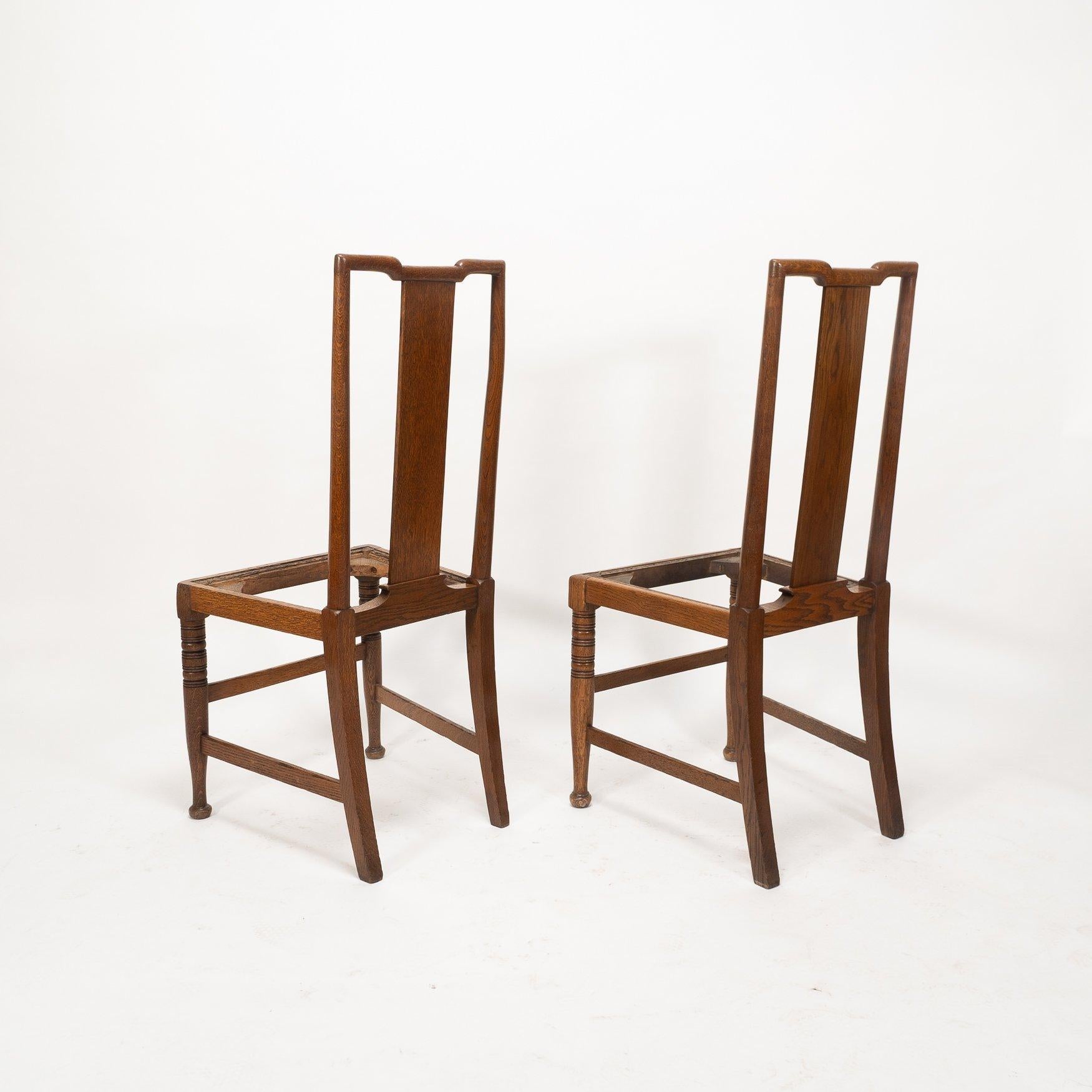 Morris & Co. Ein Paar Arts & Crafts Eichenstühle, entworfen in den Büros von Shaw im Angebot 3