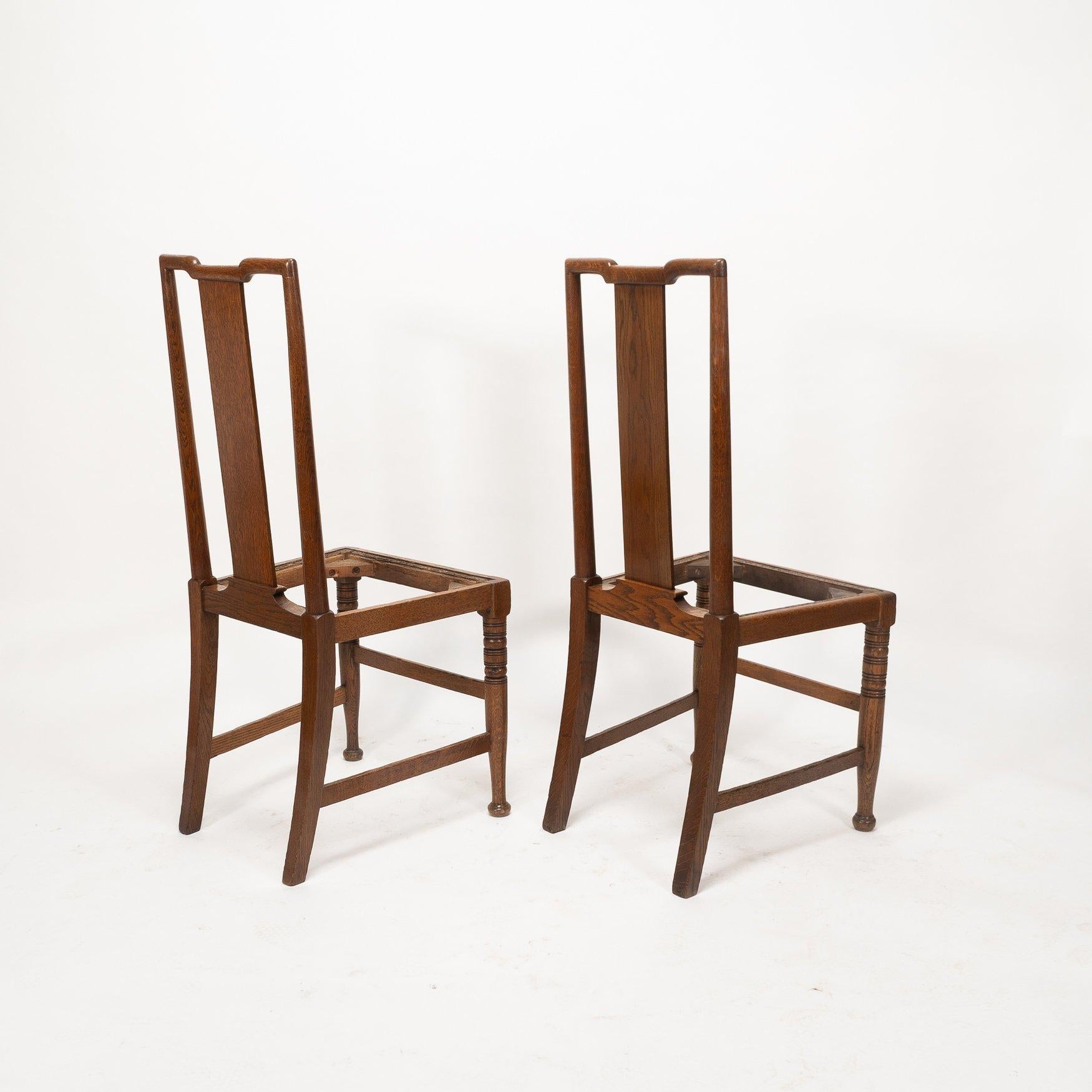 Morris & Co. Ein Paar Arts & Crafts Eichenstühle, entworfen in den Büros von Shaw im Angebot 5