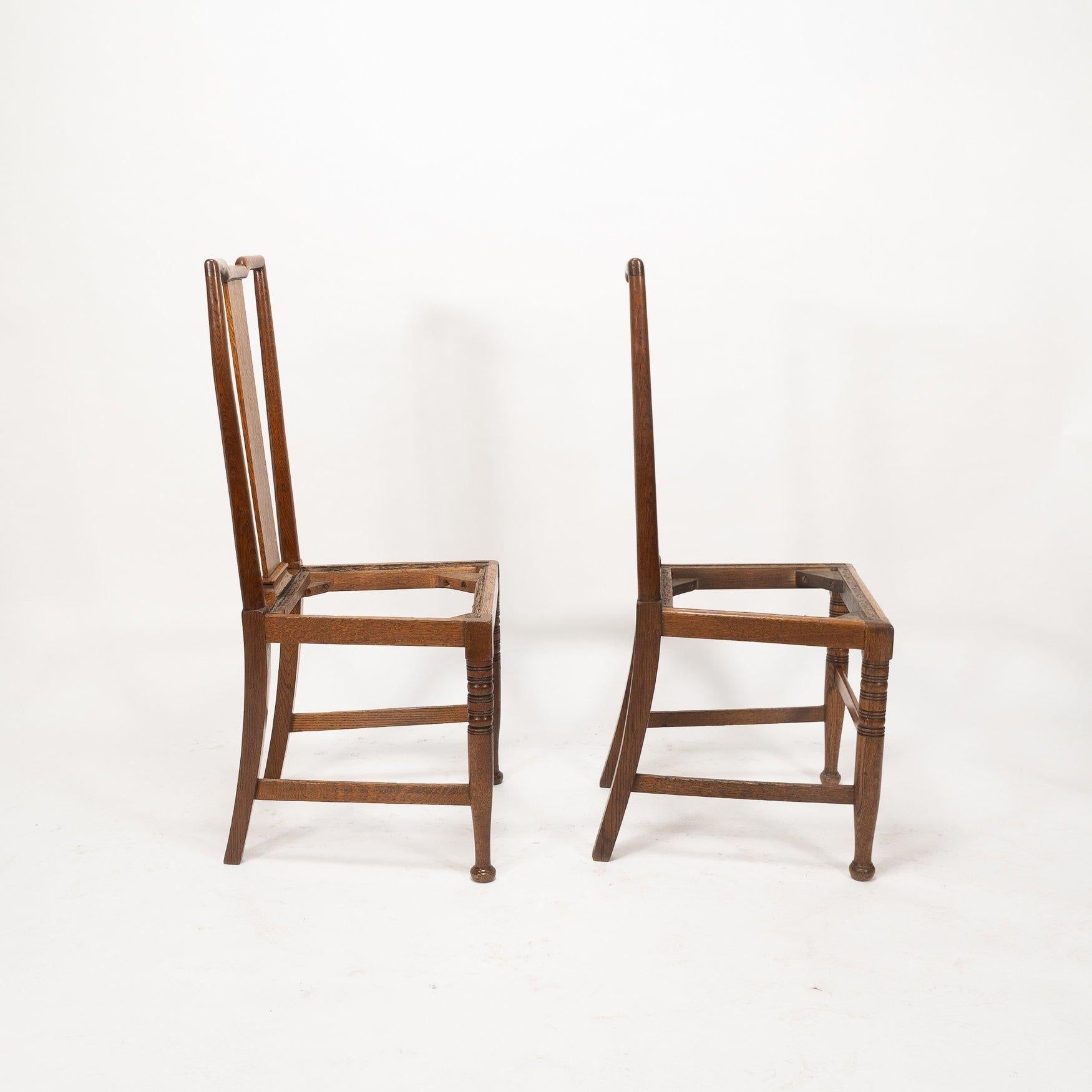 Morris & Co. Ein Paar Arts & Crafts Eichenstühle, entworfen in den Büros von Shaw im Angebot 6