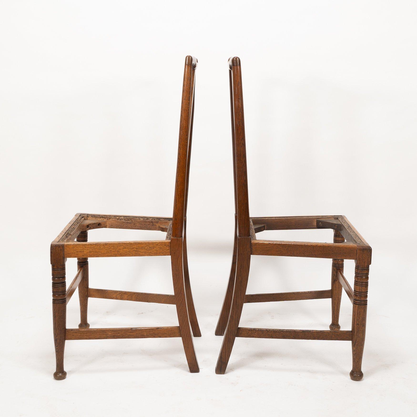 Morris & Co. Ein Paar Arts & Crafts Eichenstühle, entworfen in den Büros von Shaw im Angebot 8