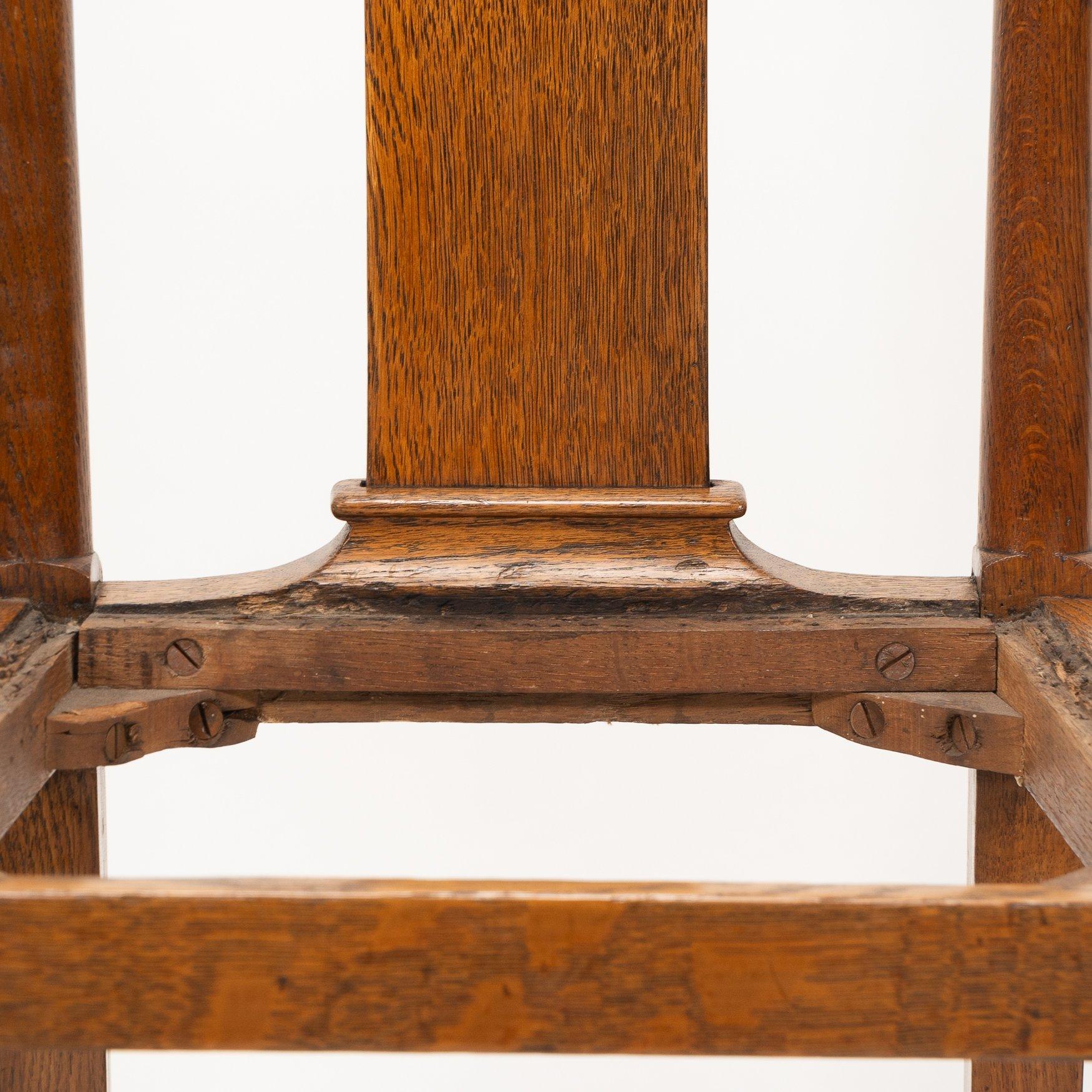 Morris & Co. Ein Paar Arts & Crafts Eichenstühle, entworfen in den Büros von Shaw im Angebot 11