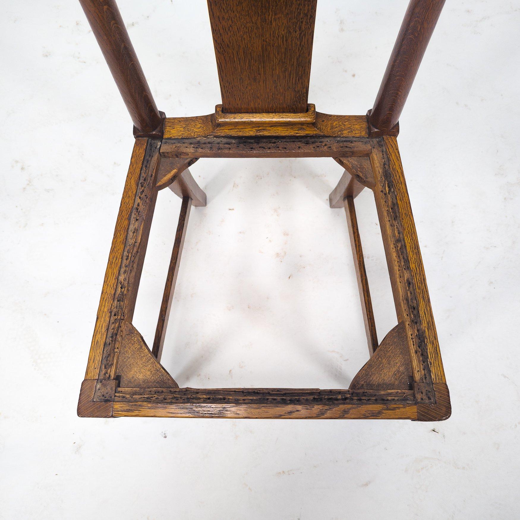 Morris & Co. Ein Paar Arts & Crafts Eichenstühle, entworfen in den Büros von Shaw im Angebot 12
