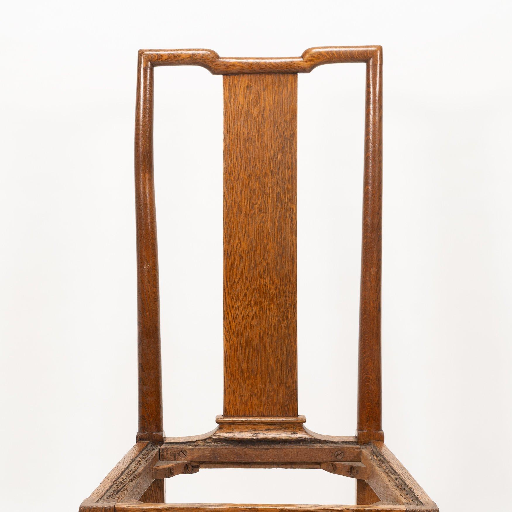Morris & Co.
Möglicherweise von W. Lethaby entworfen und in den Büros von Richard Norman Shaw entworfen. Ein Paar Arts-and-Crafts-Esszimmerstühle aus Eiche. Vollständig restauriert, beide vorsichtig auseinandergeschlagen, Gelenke gereinigt, geklebt,