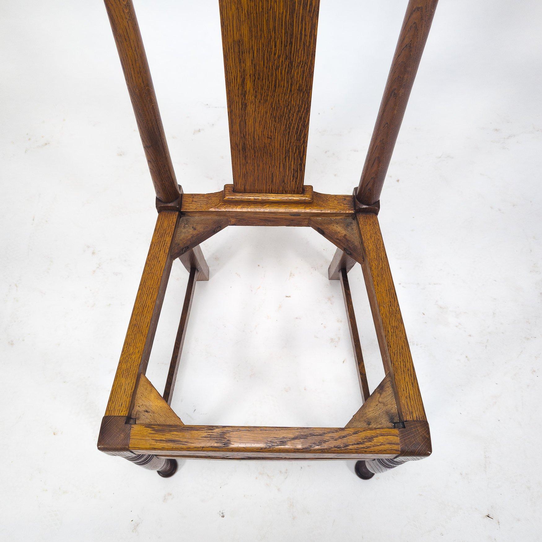Morris & Co. Ein Paar Arts & Crafts Eichenstühle, entworfen in den Büros von Shaw im Zustand „Gut“ im Angebot in London, GB