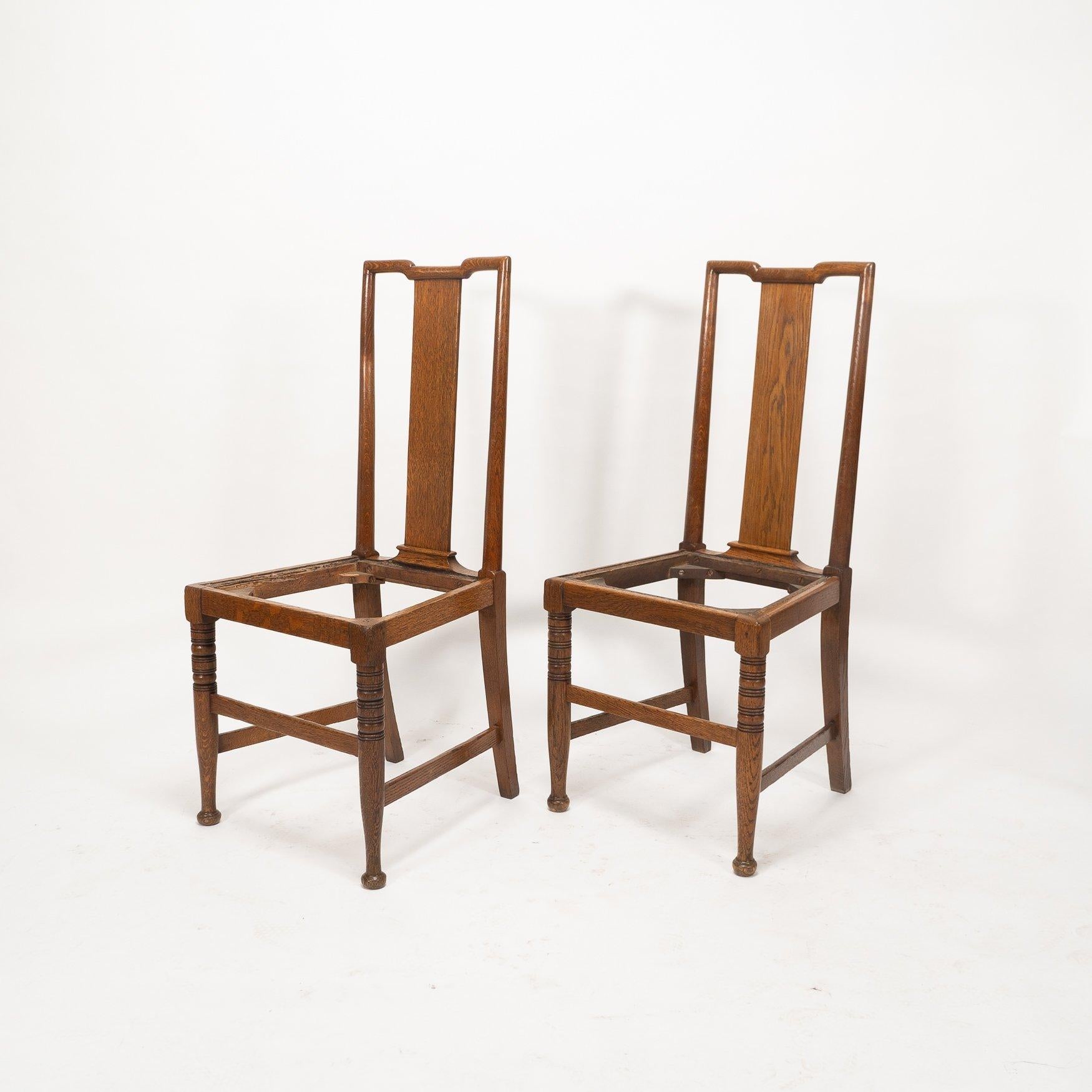Morris & Co. Ein Paar Arts & Crafts Eichenstühle, entworfen in den Büros von Shaw im Angebot 1