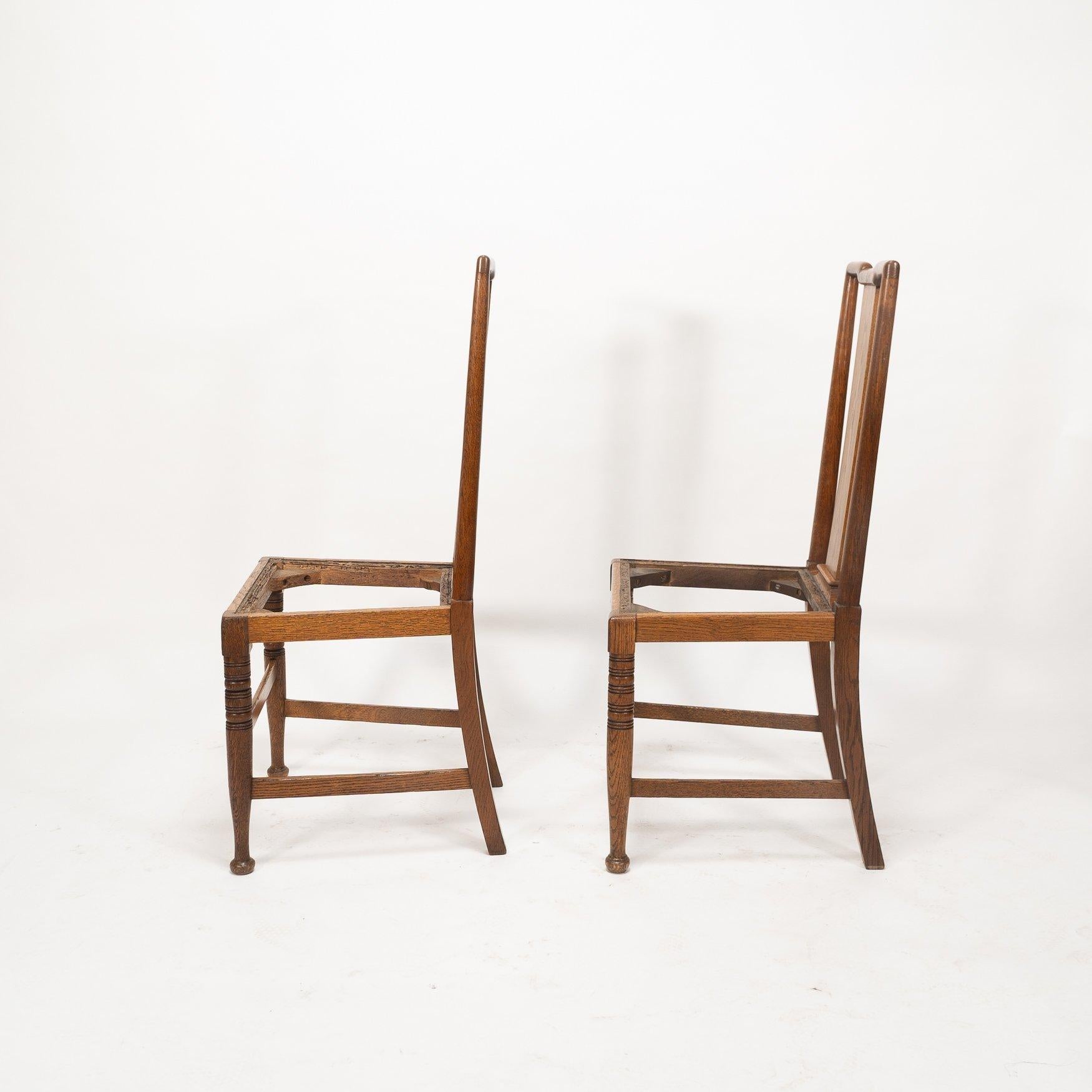 Morris & Co. Ein Paar Arts & Crafts Eichenstühle, entworfen in den Büros von Shaw im Angebot 2