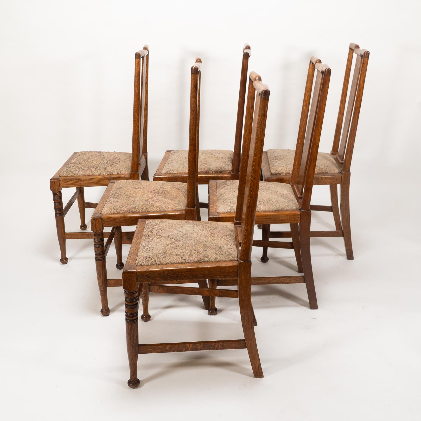 Morris & Co. Esstischstühle
Möglicherweise von W. Lethaby entworfen und in den Büros von Richard Norman Shaw entworfen. Sechs Arts and Crafts-Esszimmerstühle aus Eiche. Vollständig restauriert, alles sanft auseinandergeschlagen, Gelenke gereinigt,