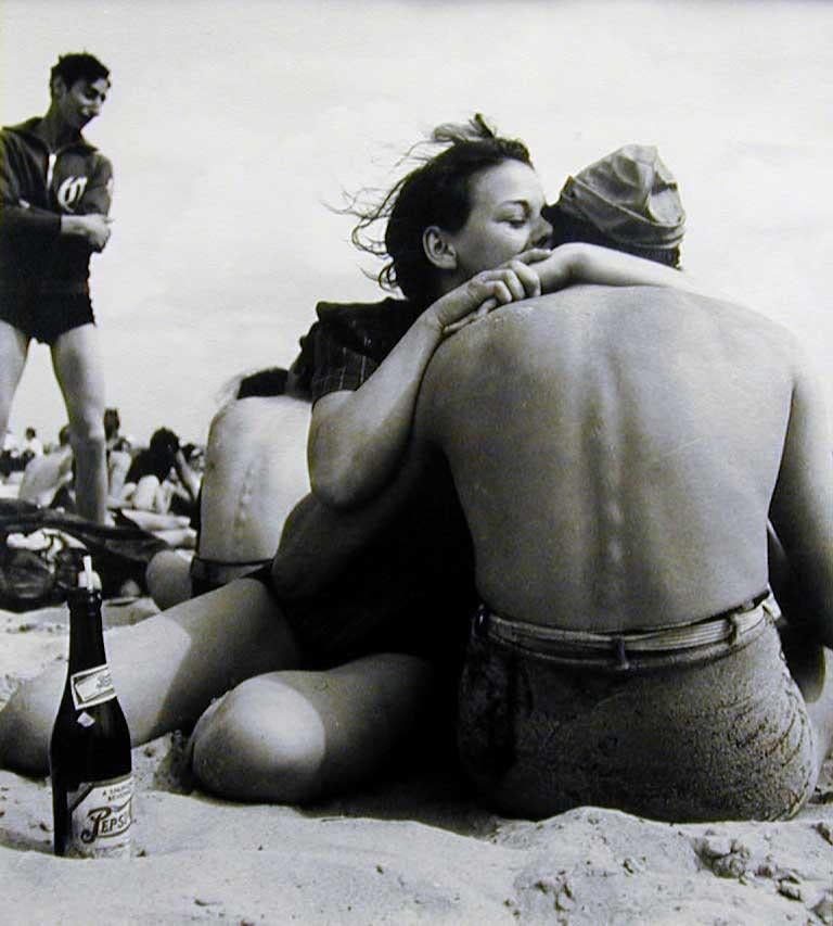 Morris Engel Black and White Photograph – Umarmung, Coney Island