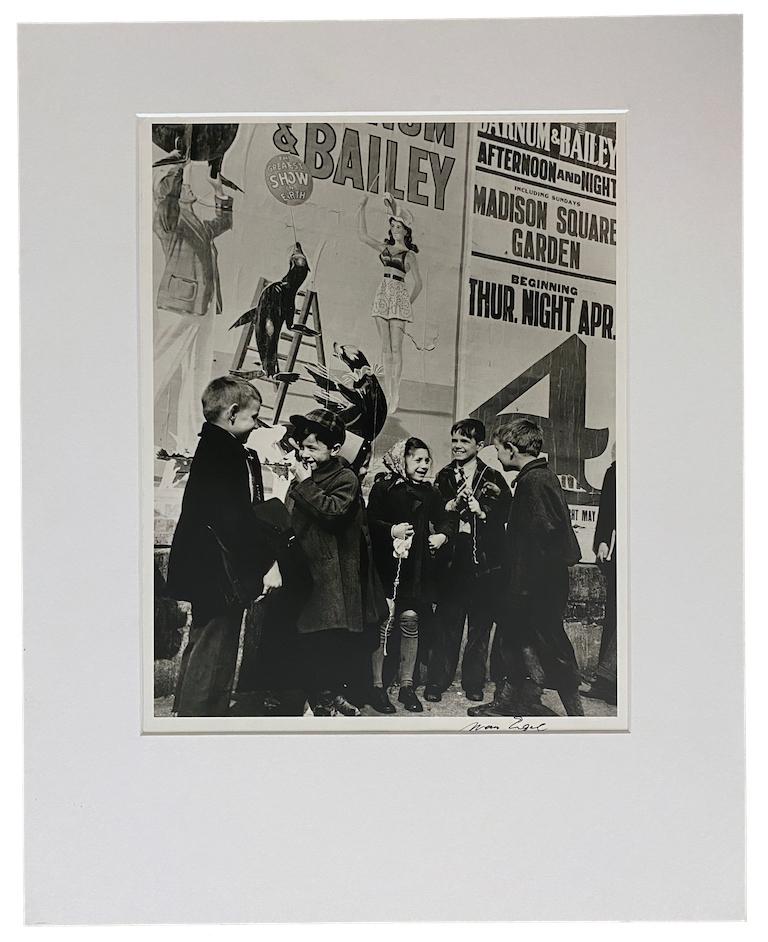 Poster per bambini con il circo, NYC - Photograph di Morris Engel