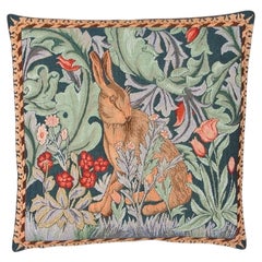 Coussin en tapisserie Morris Hare Right avec remplissage en plumes - (18 "x18")
