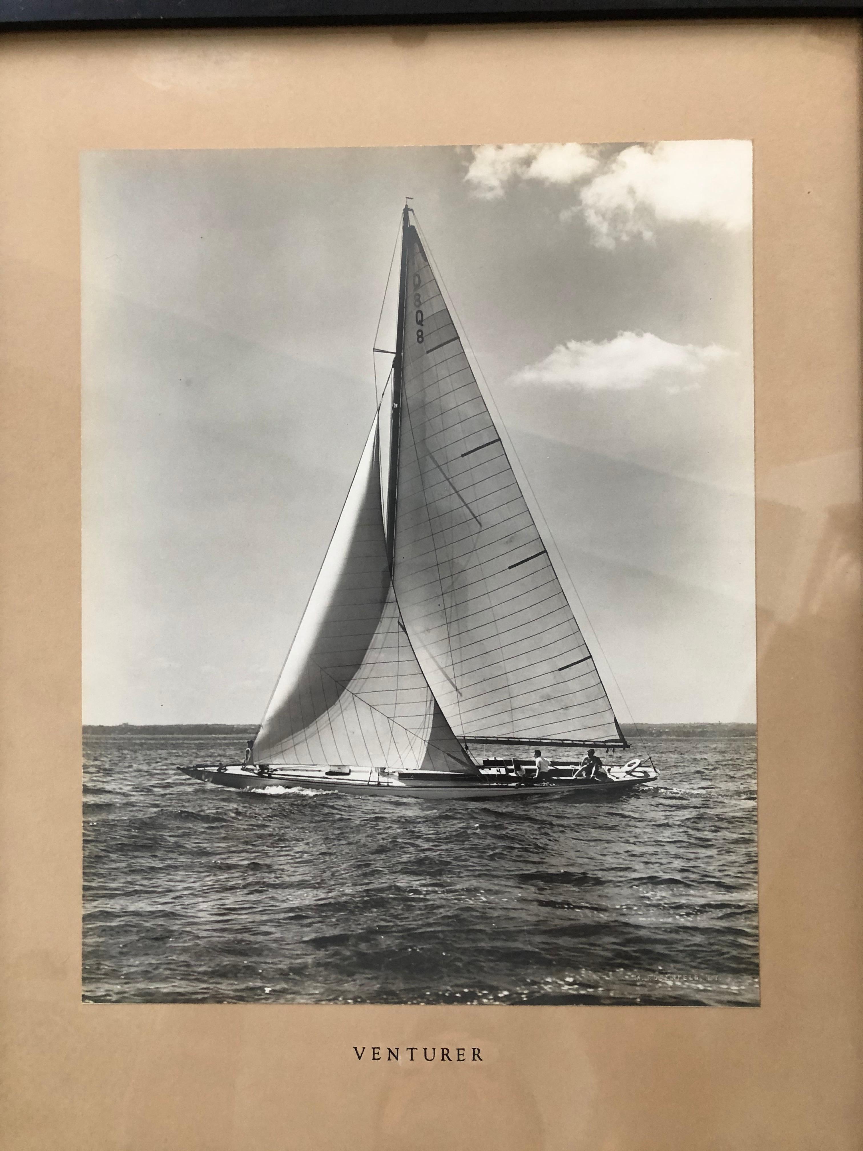 Morris Rosenfeld: 1885-1968. Fotógrafo estadounidense bien considerado. Famoso por las fotos de veleros, yates y otras embarcaciones marineras. Tiene una subasta máxima de 5250 $ por una sola foto. Esta foto tiene su nombre abajo a la derecha y